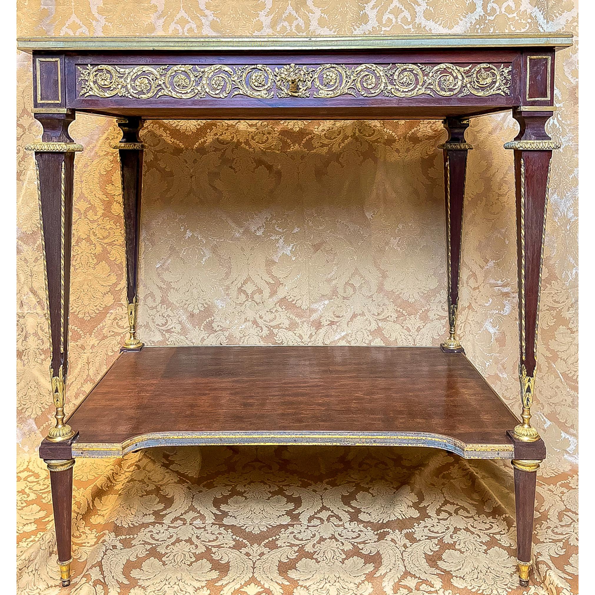Fine Vitrine en bronze doré et acajou de style Louis XVI attribuée à François Linke. Doublée de velours rouge antique, la table repose sur des pieds fuselés, surmontés d'une étagère inférieure. Des guirlandes de fleurs et de feuillages moulés en