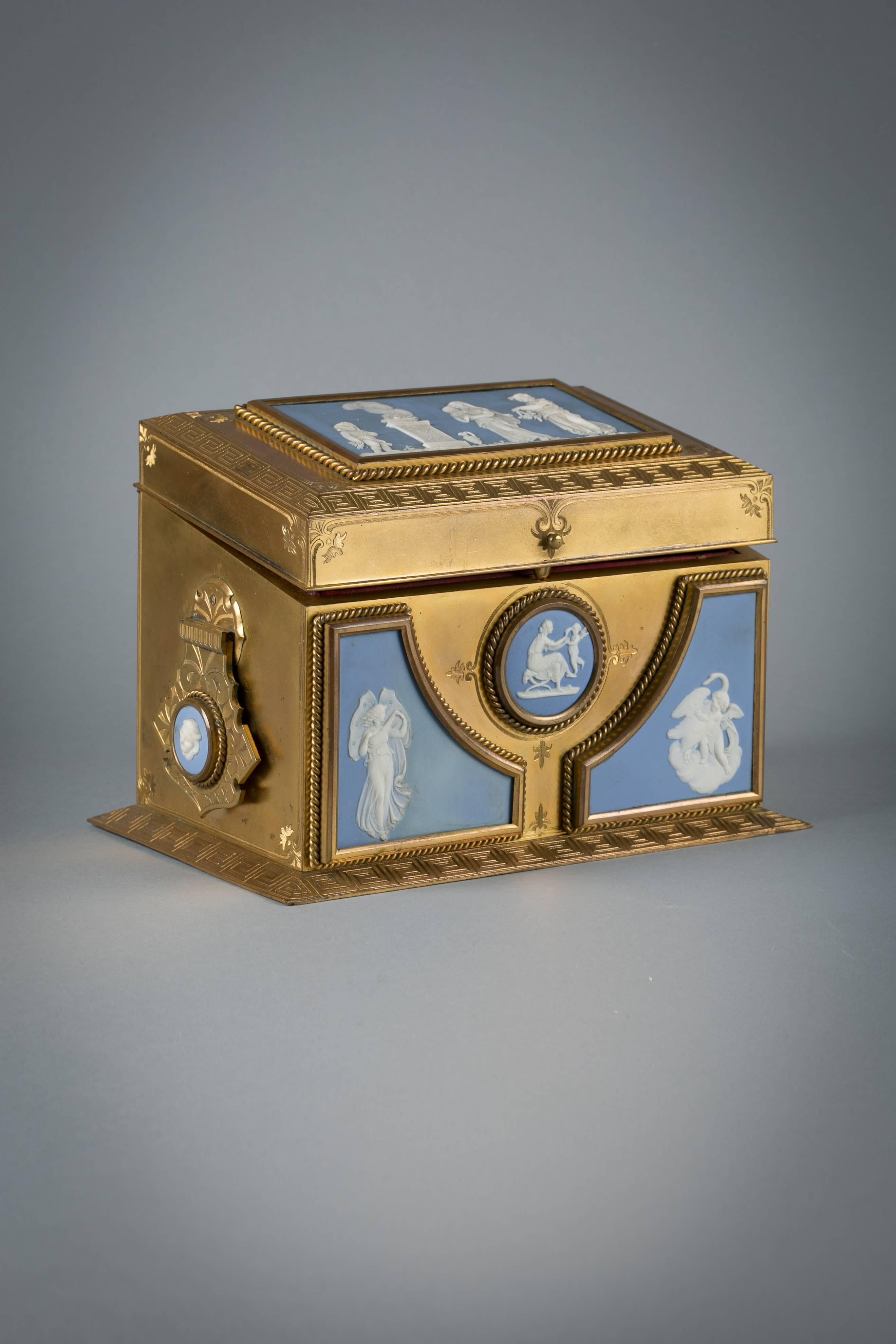 Fino cofre de dos asas de bronce dorado y Wedgwood, hacia 1875.