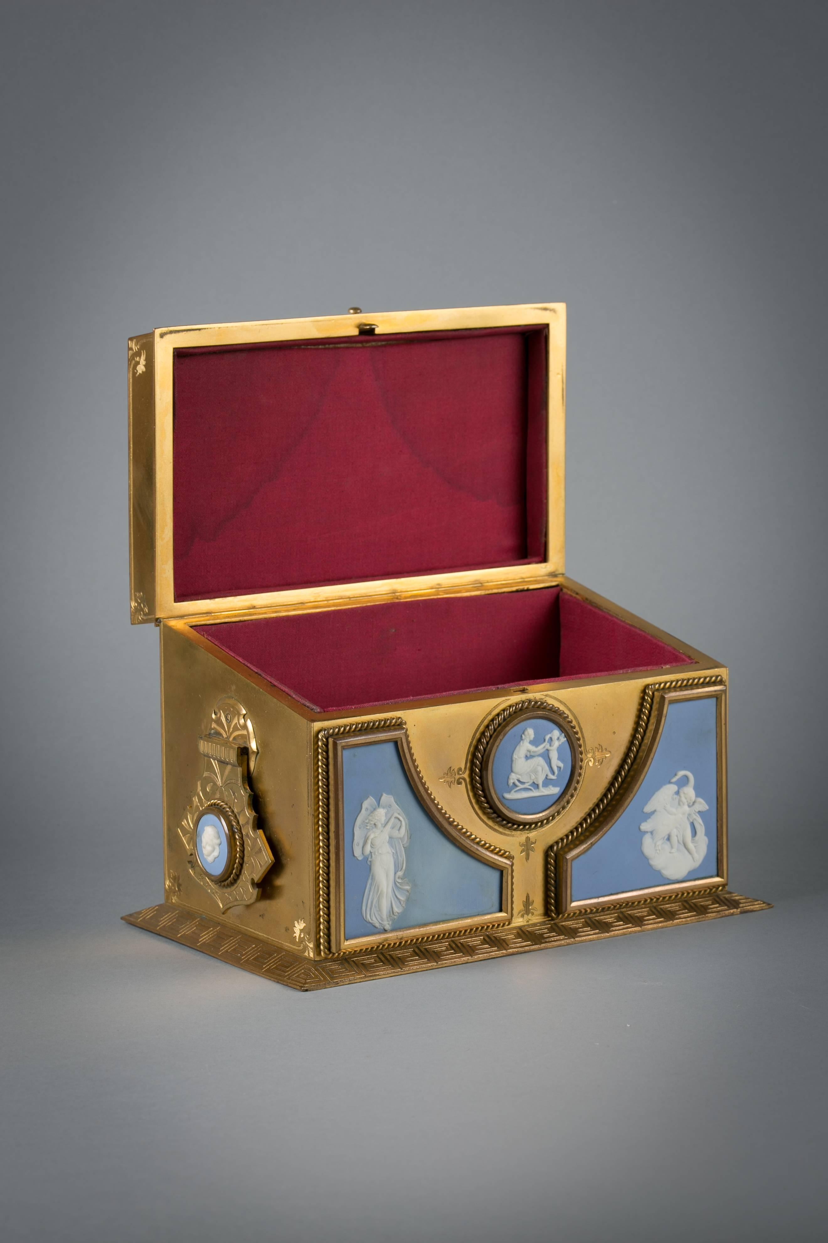 Fino cofre de dos asas de bronce dorado y madera de Wedgwood, hacia 1875 Inglés en venta