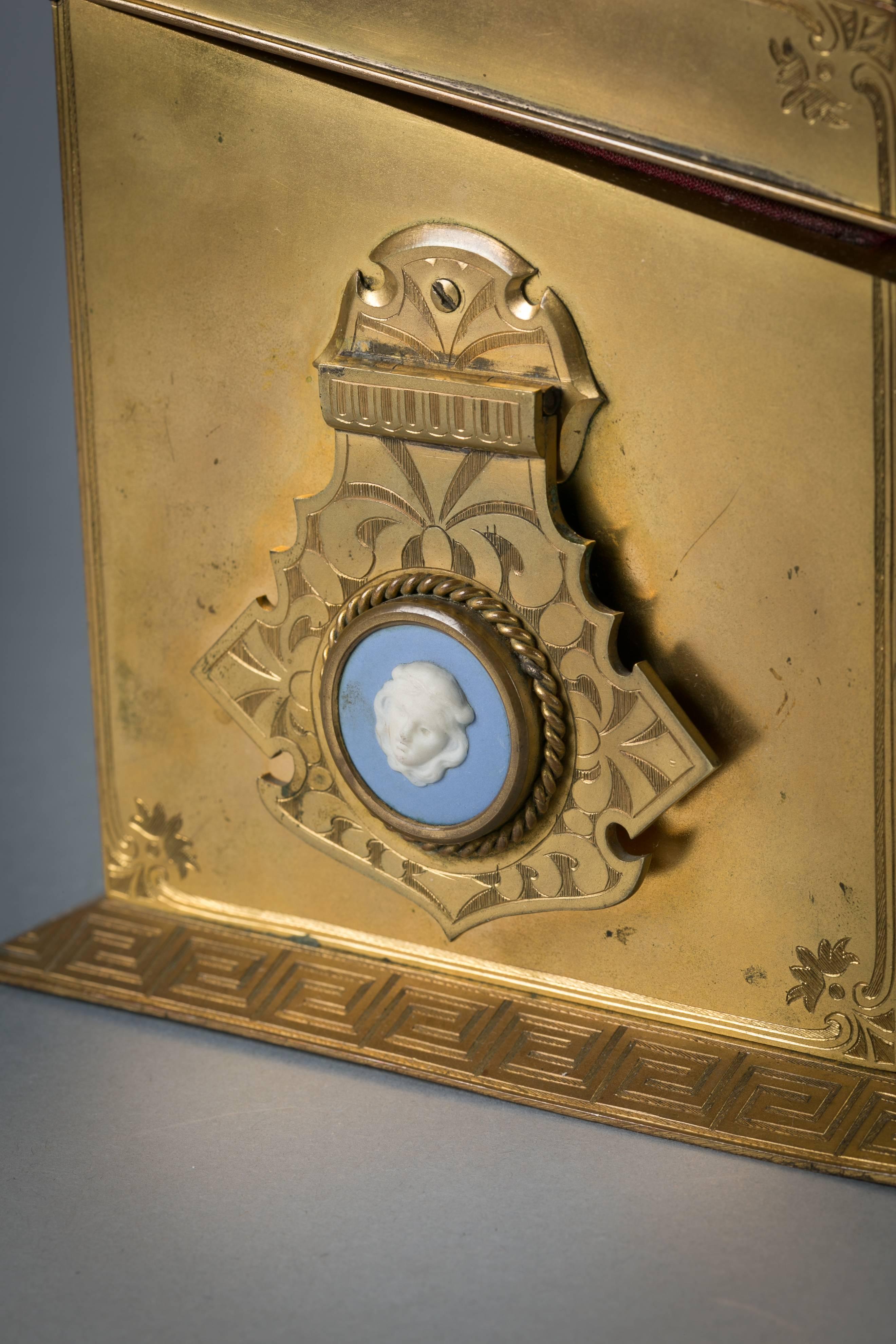 Fino cofre de dos asas de bronce dorado y madera de Wedgwood, hacia 1875 en Excelente estado para la venta en New York, NY