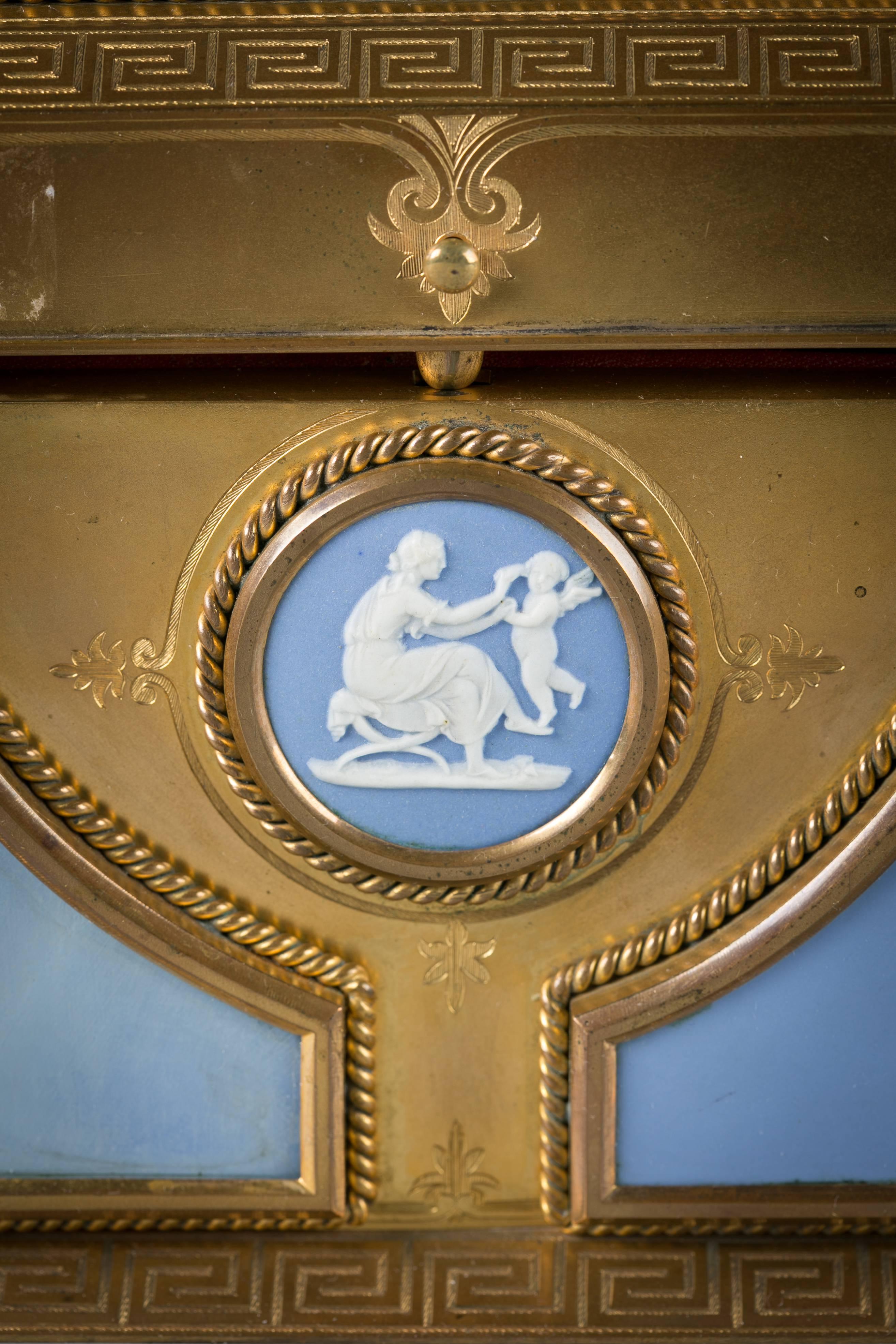 Fino cofre de dos asas de bronce dorado y madera de Wedgwood, hacia 1875 Fines del siglo XIX en venta