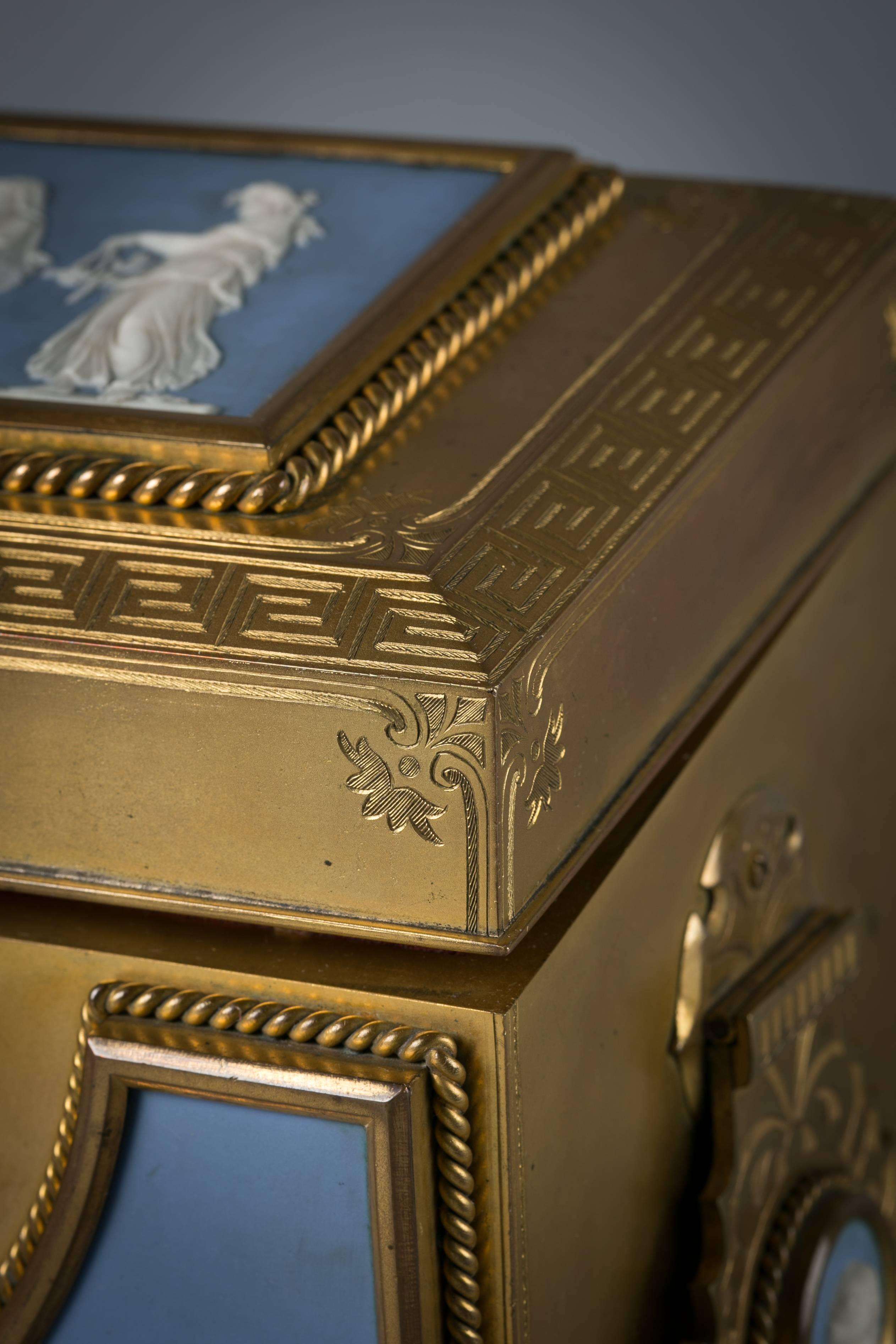 Fino cofre de dos asas de bronce dorado y madera de Wedgwood, hacia 1875 Bronce en venta