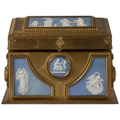 Fino cofre de dos asas de bronce dorado y madera de Wedgwood, hacia 1875