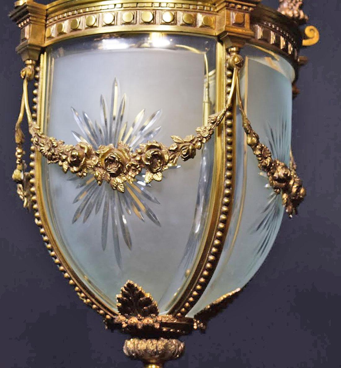 Lanterne en bronze doré de qualité avec panneaux de cristal incurvés taillés et biseautés à la main en vente 7