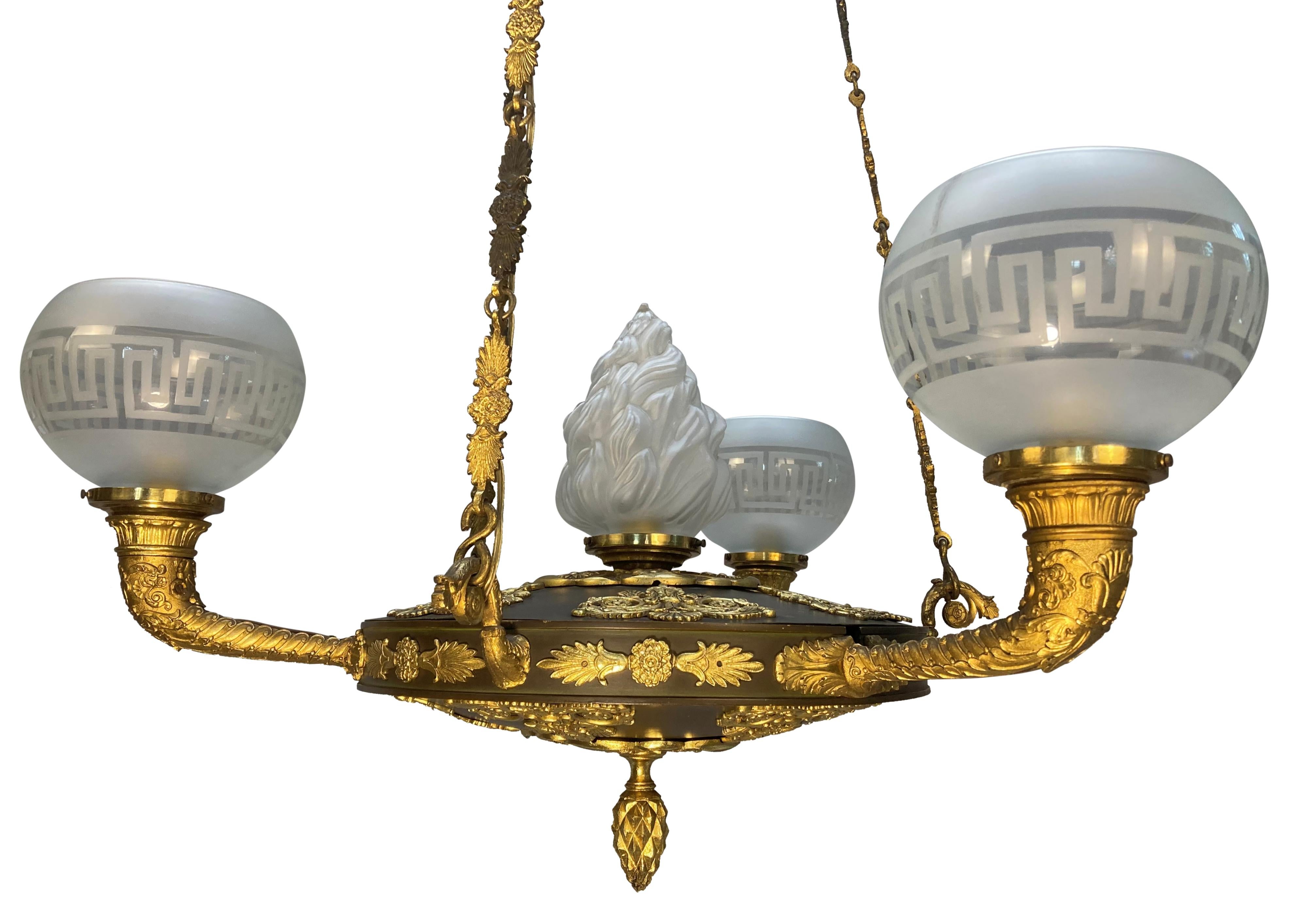 Hängelampe aus vergoldeter Bronze und patiniertem Raps (Regency) im Angebot