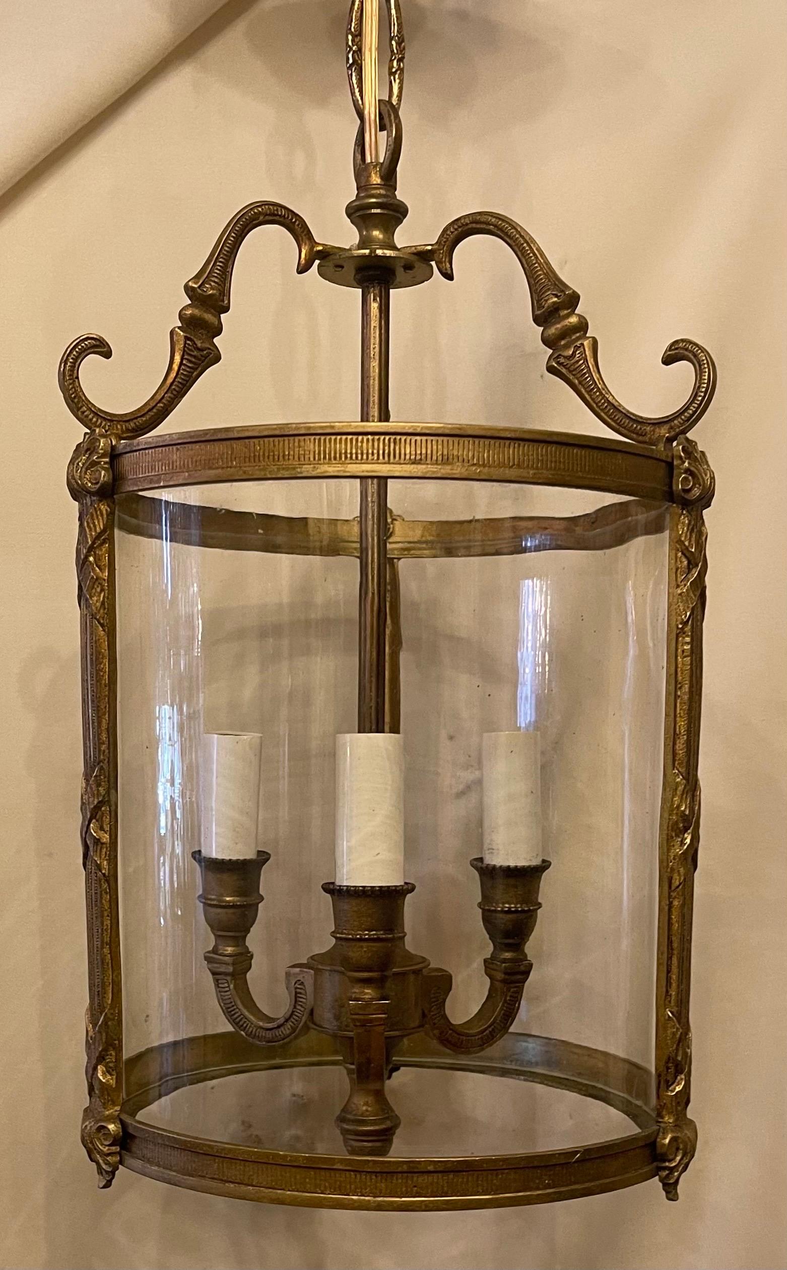Fine Gilt Bronze Petite Readed X-Pattern Louis XVI Curved Glass Lantern Fixture In Good Condition For Sale In Roslyn, NY
