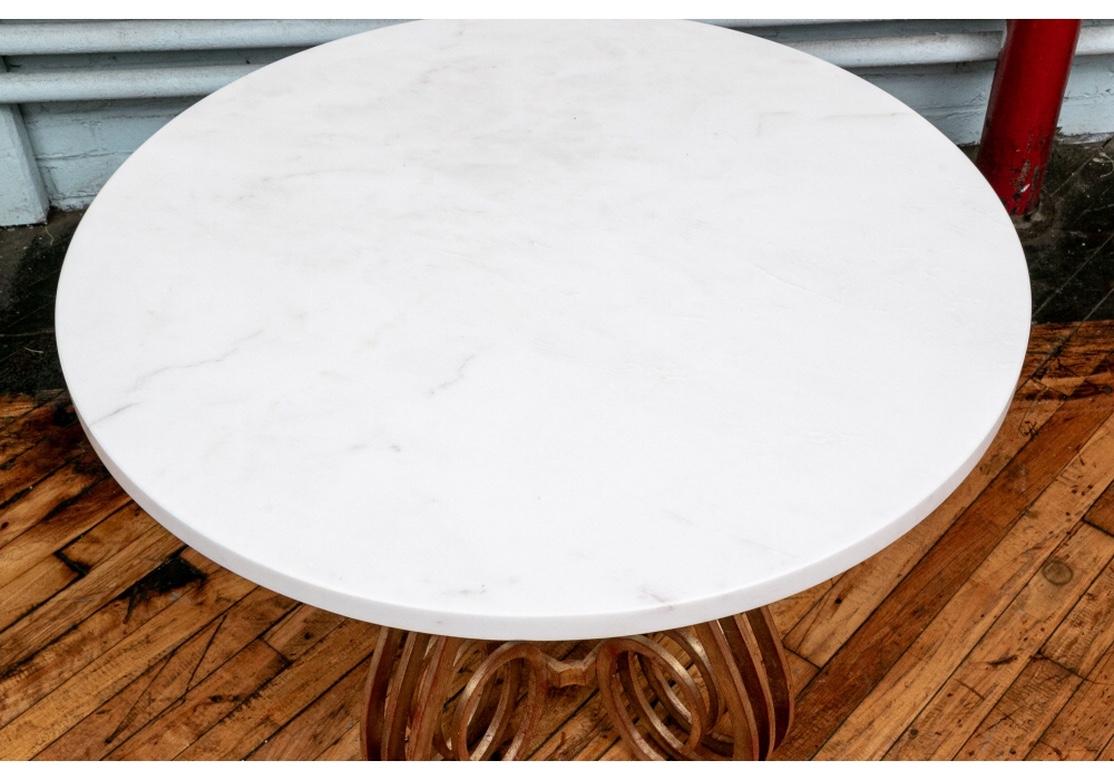 Mesa de centro de hierro dorado con tapa de mármol Dorado en venta