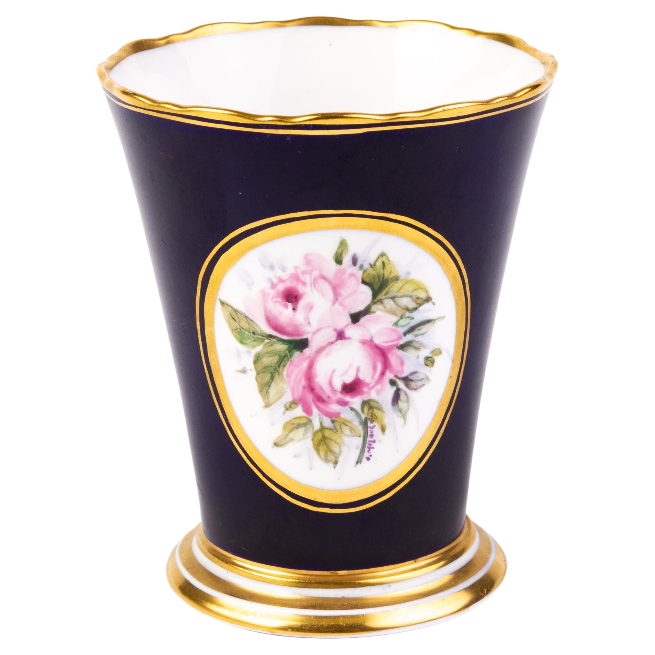 Feines vergoldetes Porzellan, kobaltfarbener Boden, florale Vase