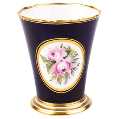 Vase floral en porcelaine dorée à fond cobalt