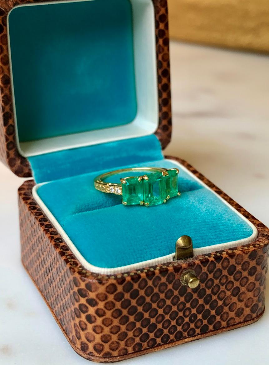 Bague à trois pierres en or jaune 18 carats avec émeraude de Colombie de 3,10 carats en vente 5