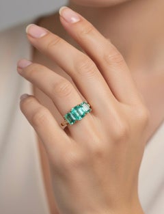 Fine Glowing 3.10 Carat Colombian Emerald Three-Stone Ring 18 Karat Yellow Gold