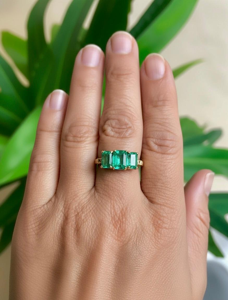 Bague à trois pierres en or jaune 18 carats avec émeraude de Colombie de 3,10 carats en vente 3