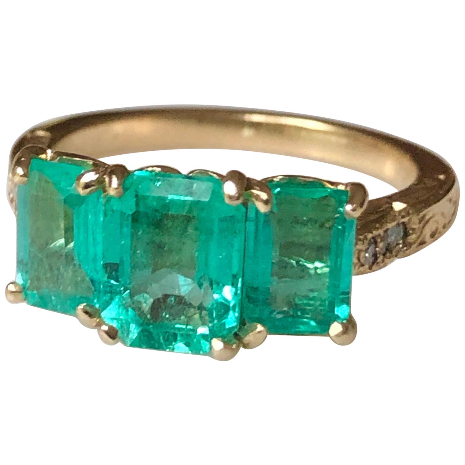 Fine Glowing 3.10 Carat Colombian Emerald Three-Stone Ring 18 Karat Yellow Gold For Sale