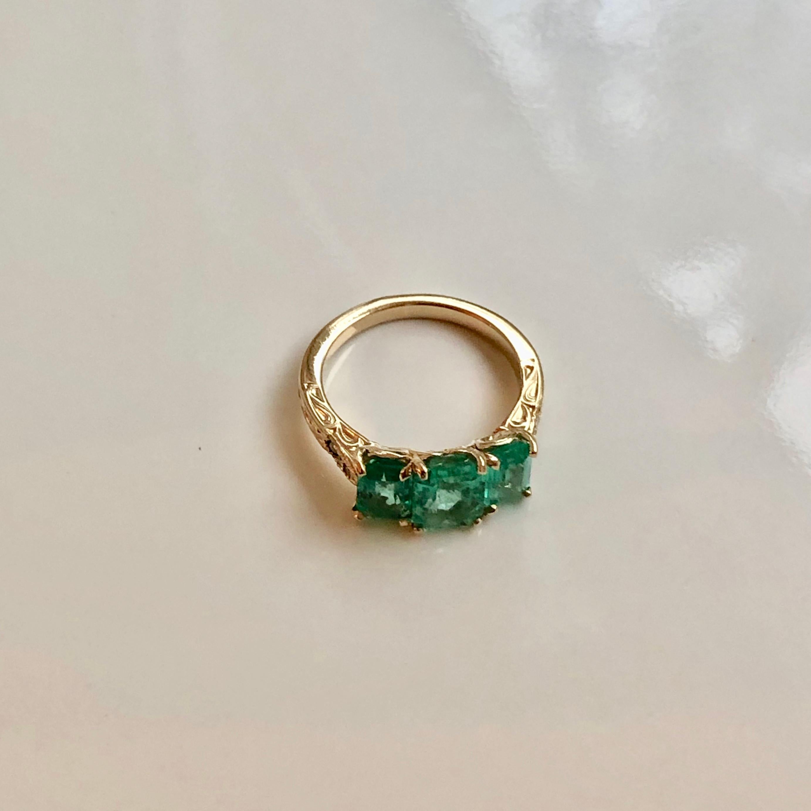 Fine Glowing 3.10 Carat Colombian Emerald Three-Stone Ring 18 Karat Yellow Gold For Sale 2