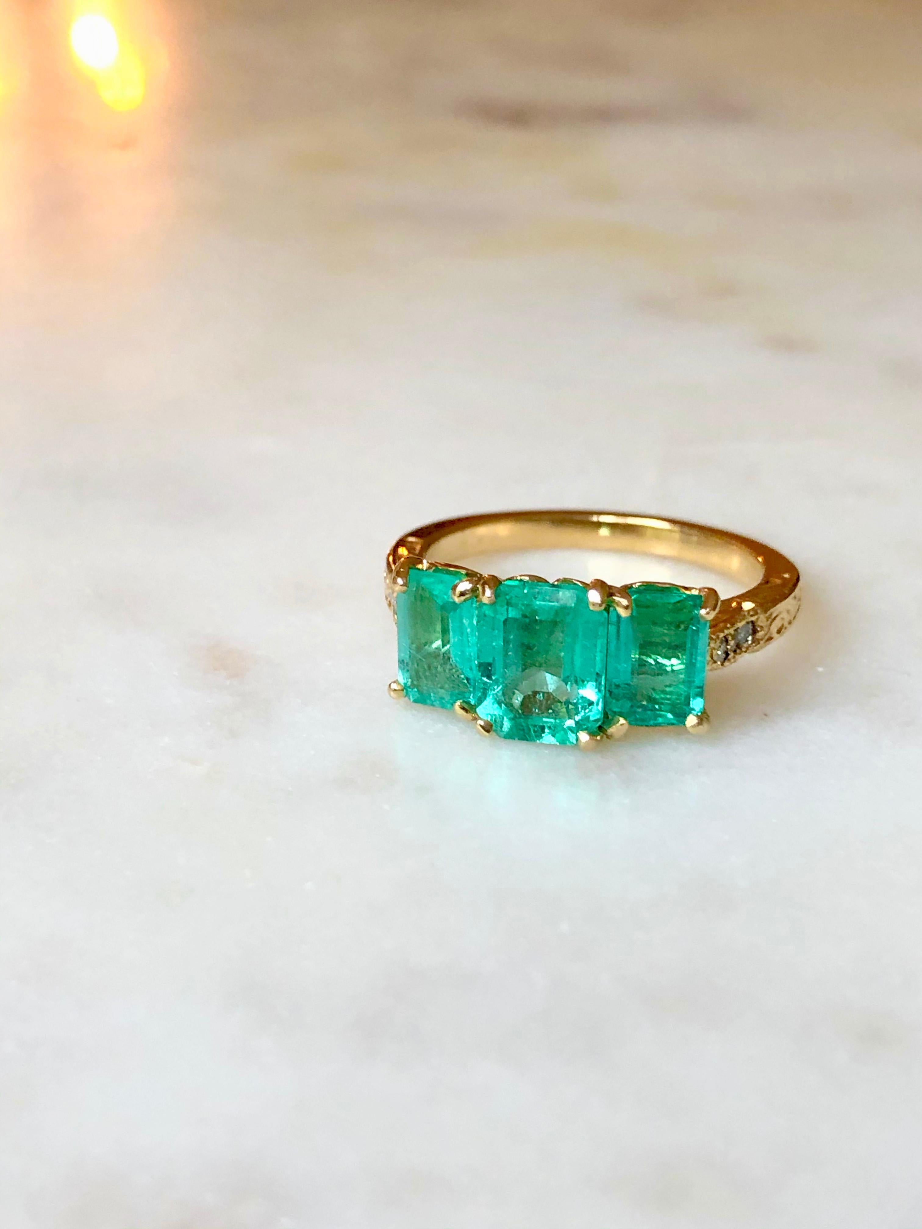 Fine Glowing 3.10 Carat Colombian Emerald Three-Stone Ring 18 Karat Yellow Gold For Sale 3
