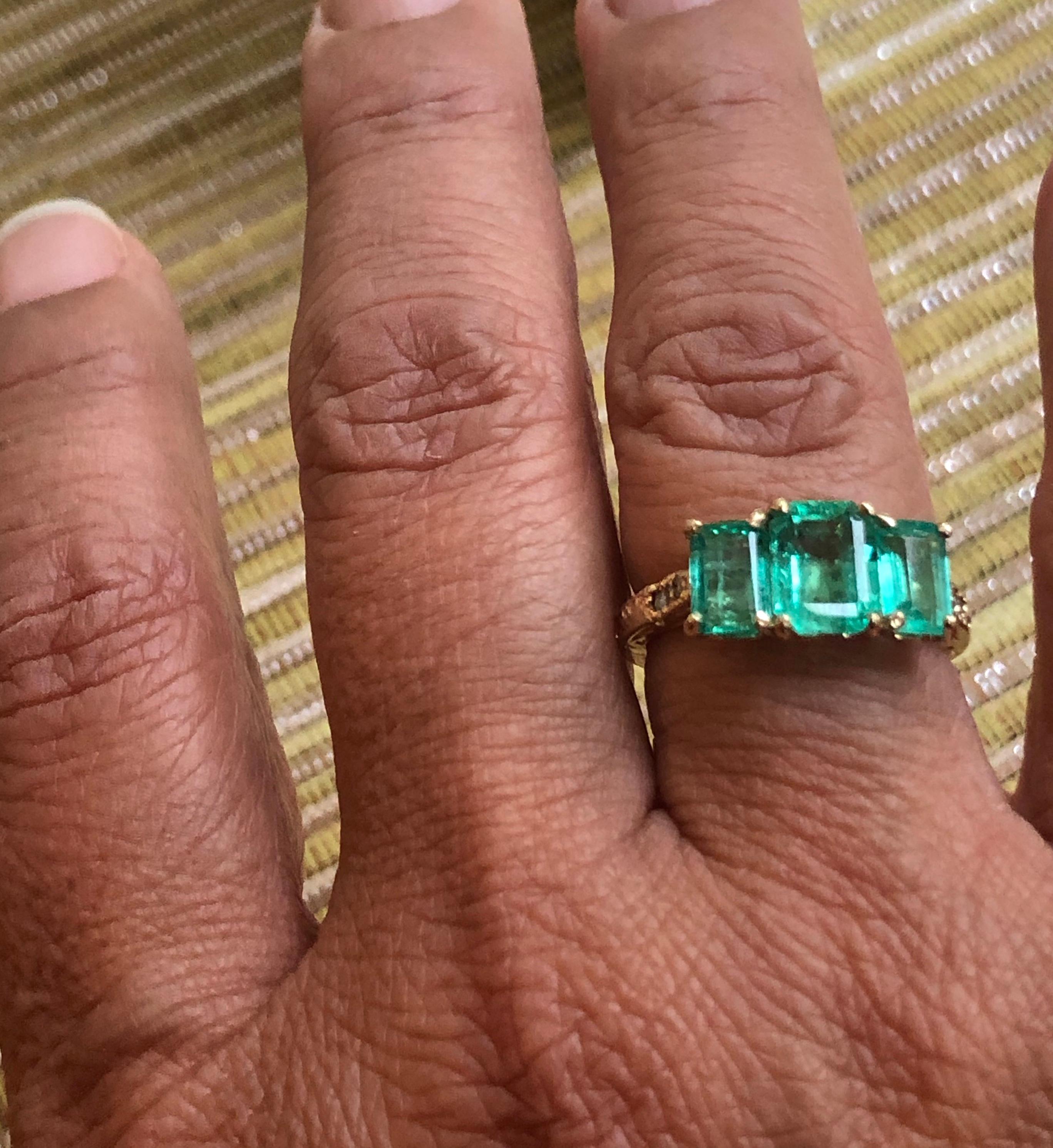 Fine Glowing 3.10 Carat Colombian Emerald Three-Stone Ring 18 Karat Yellow Gold For Sale 4