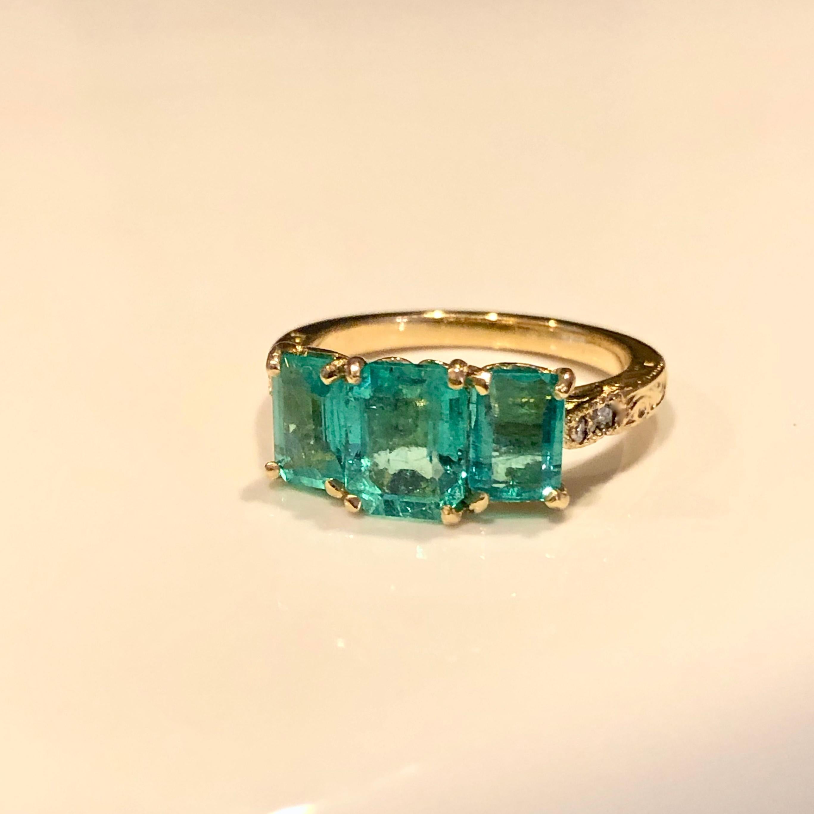 Fine Glowing 3.10 Carat Colombian Emerald Three-Stone Ring 18 Karat Yellow Gold For Sale 5