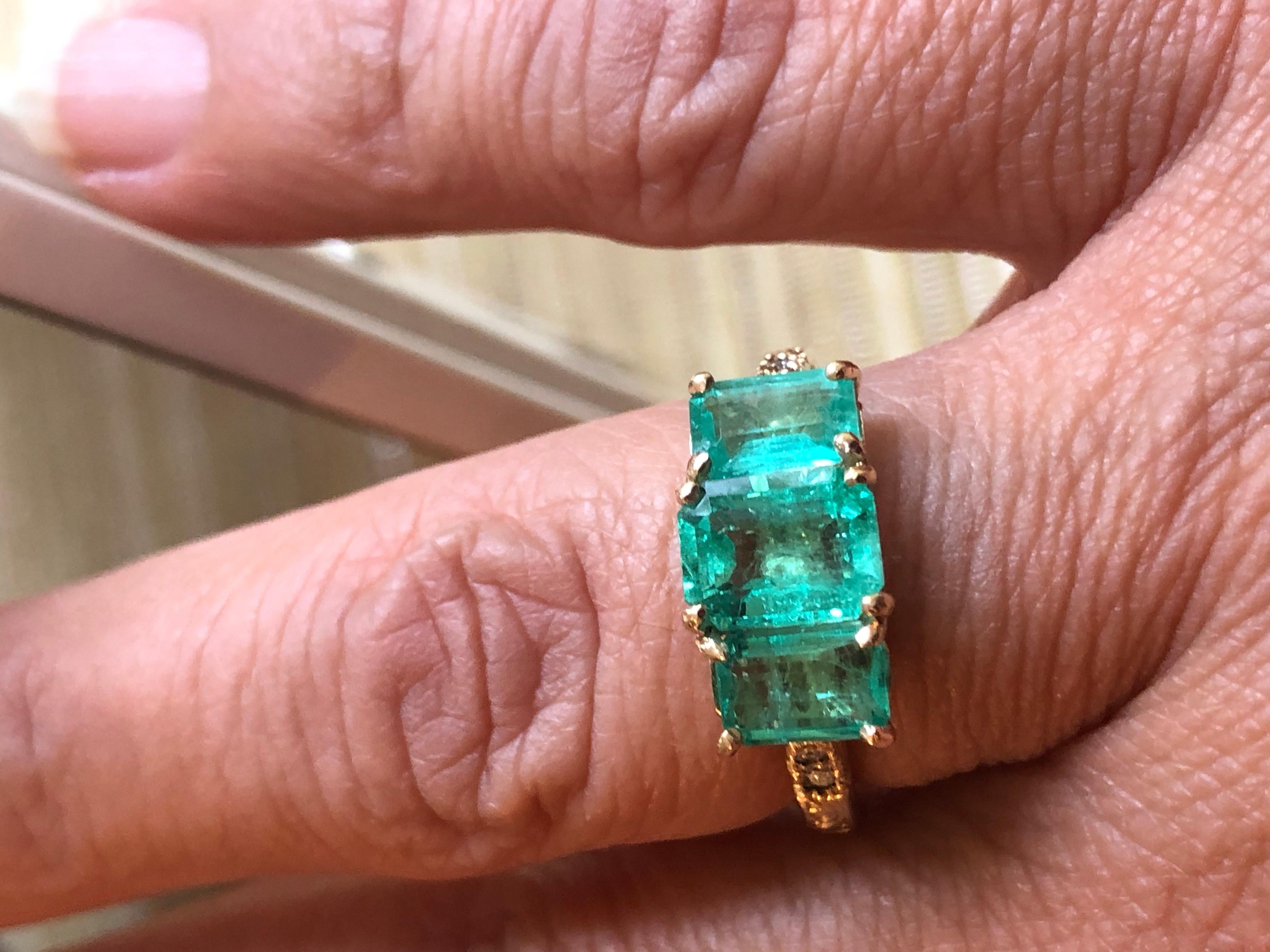Fine Glowing 3.10 Carat Colombian Emerald Three-Stone Ring 18 Karat Yellow Gold For Sale 6