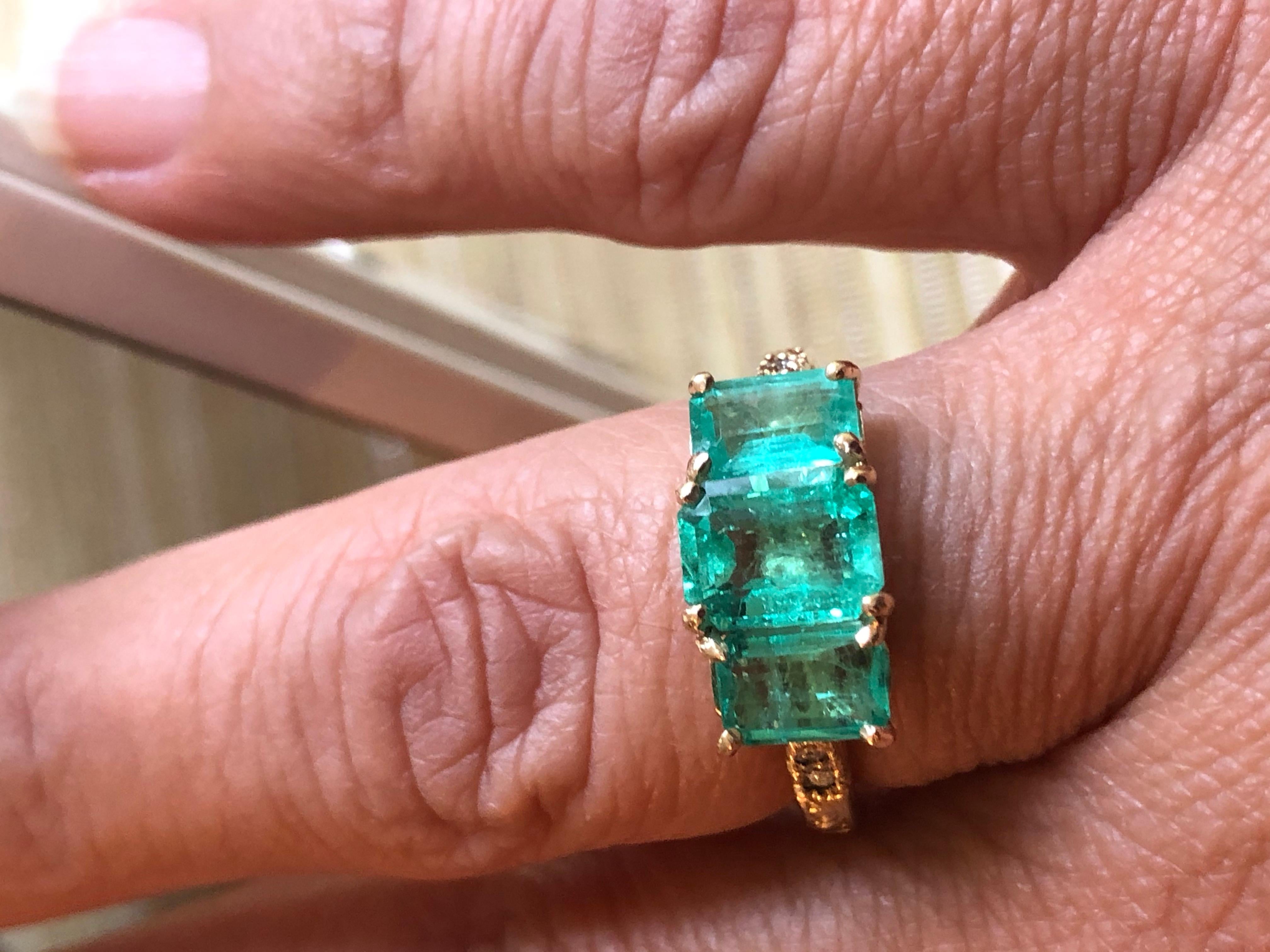 Bague à trois pierres en or jaune 18 carats avec émeraude de Colombie de 3,10 carats en vente 9