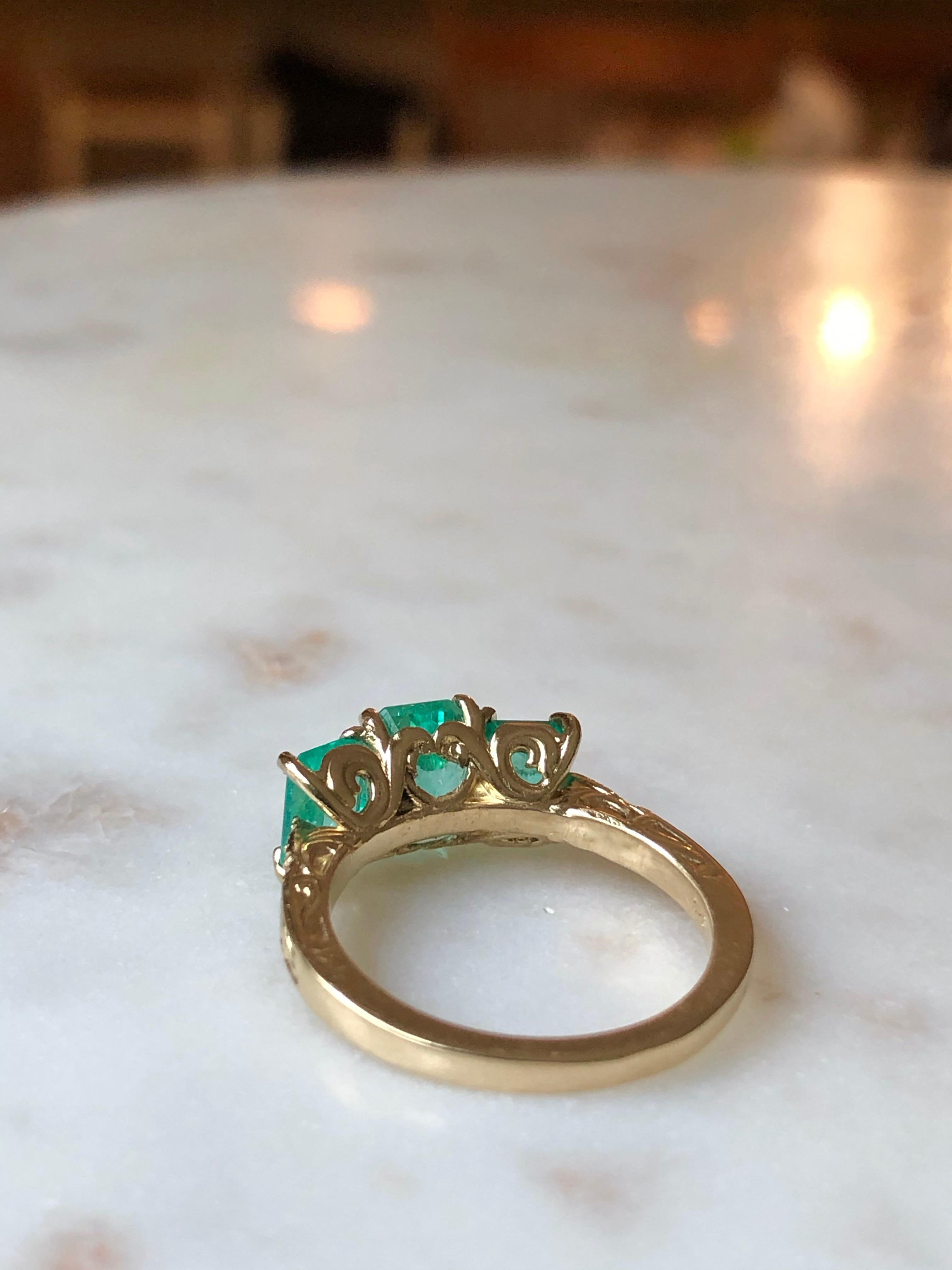 Fine Glowing 3.10 Carat Colombian Emerald Three-Stone Ring 18 Karat Yellow Gold For Sale 7