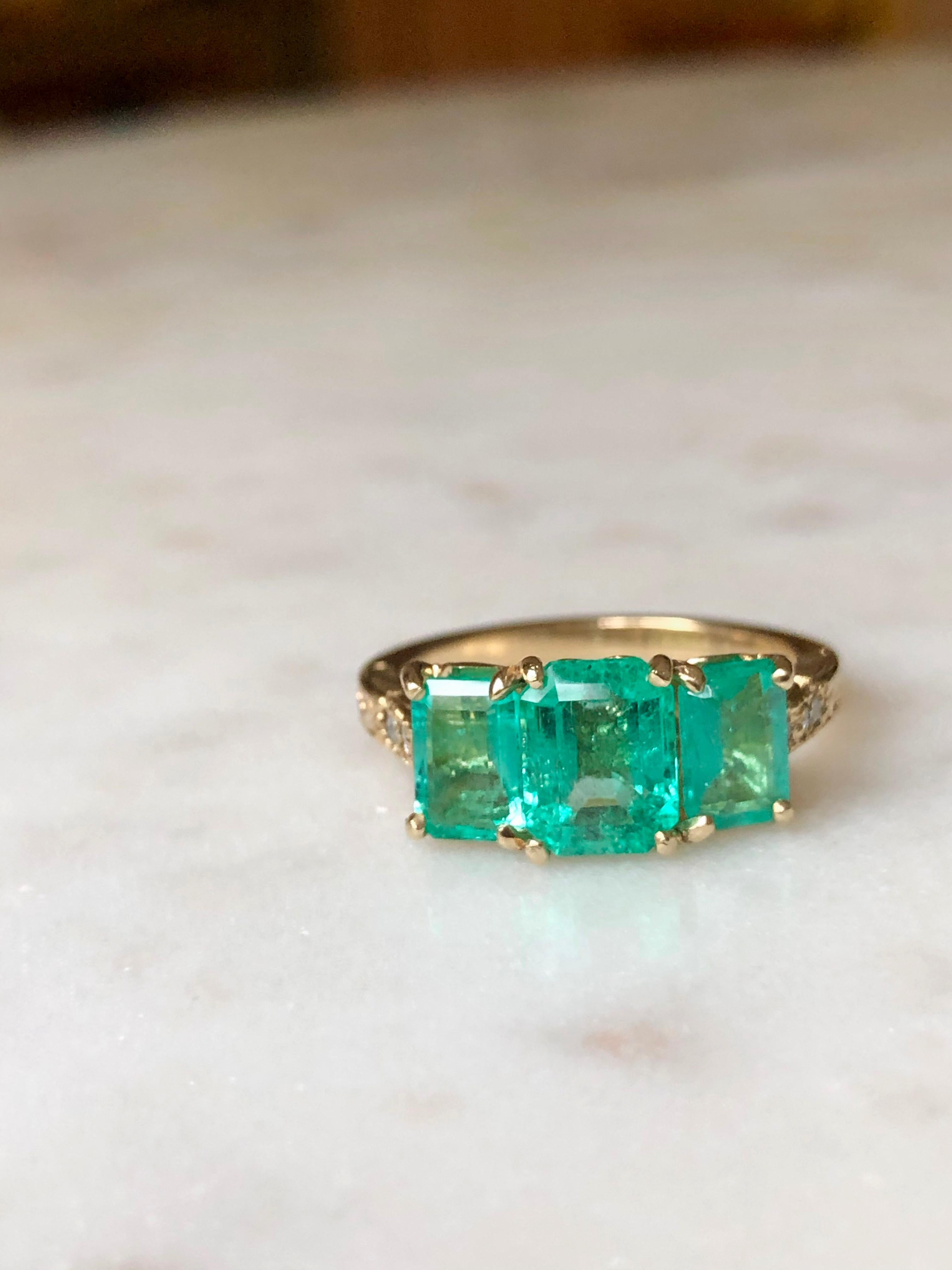 Fine Glowing 3.10 Carat Colombian Emerald Three-Stone Ring 18 Karat Yellow Gold For Sale 8