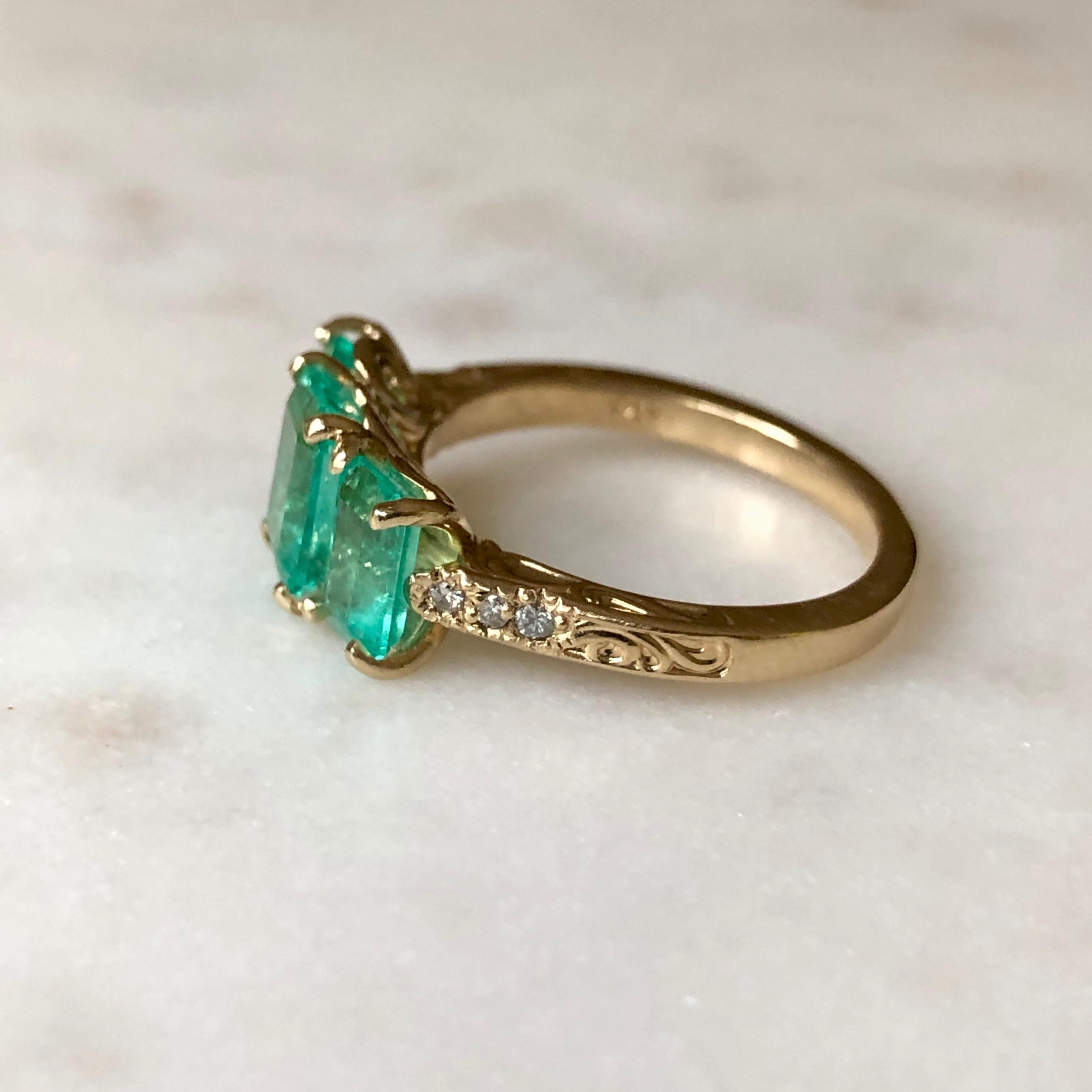 Bague à trois pierres en or jaune 18 carats avec émeraude de Colombie de 3,10 carats Pour femmes en vente