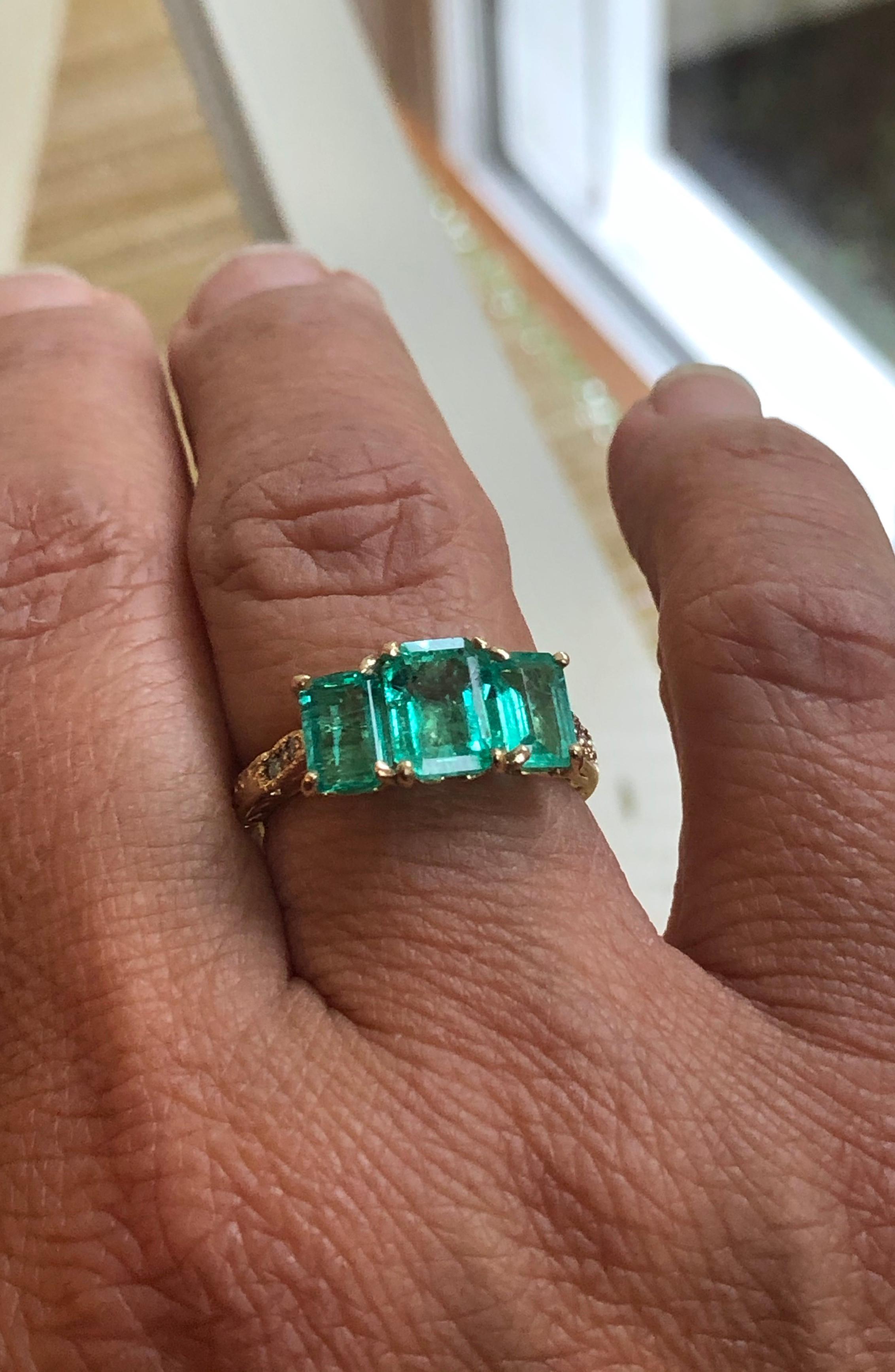 Art Deco Fine Glowing 3.10 Carat Colombian Emerald Three-Stone Ring 18 Karat Yellow Gold For Sale