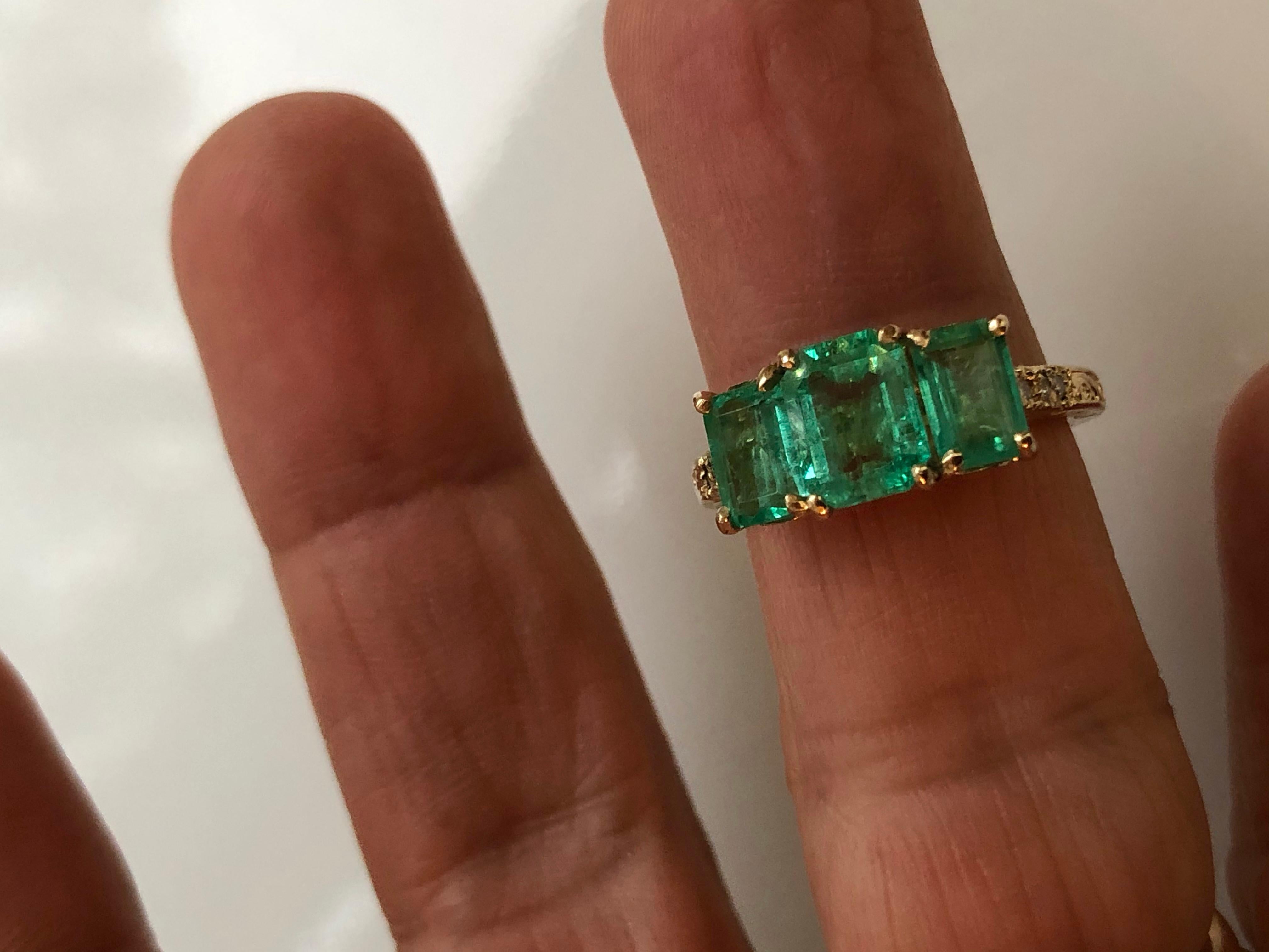 Women's Fine Glowing 3.10 Carat Colombian Emerald Three-Stone Ring 18 Karat Yellow Gold For Sale