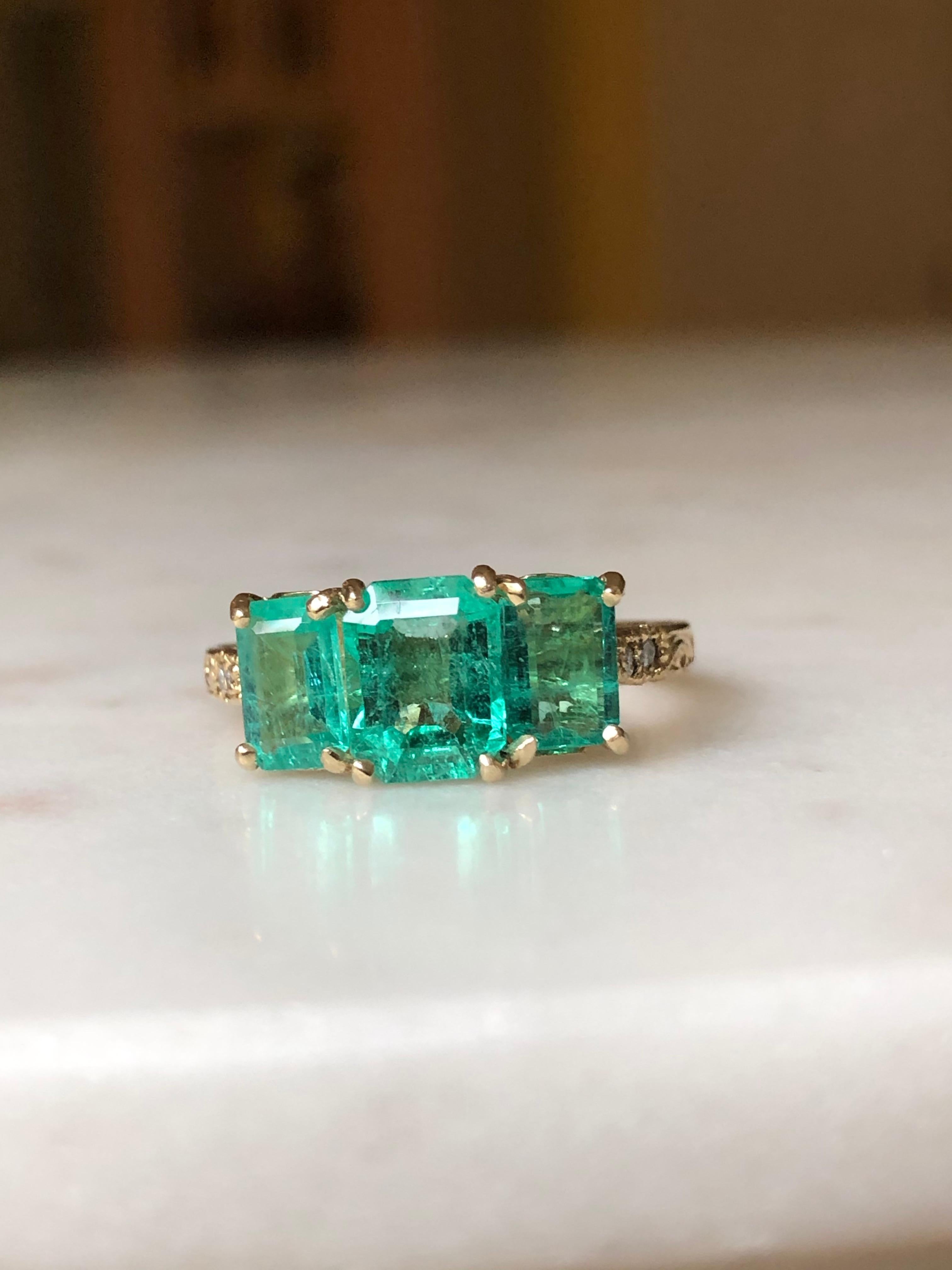 Fine Glowing 3.10 Carat Colombian Emerald Three-Stone Ring 18 Karat Yellow Gold For Sale 1