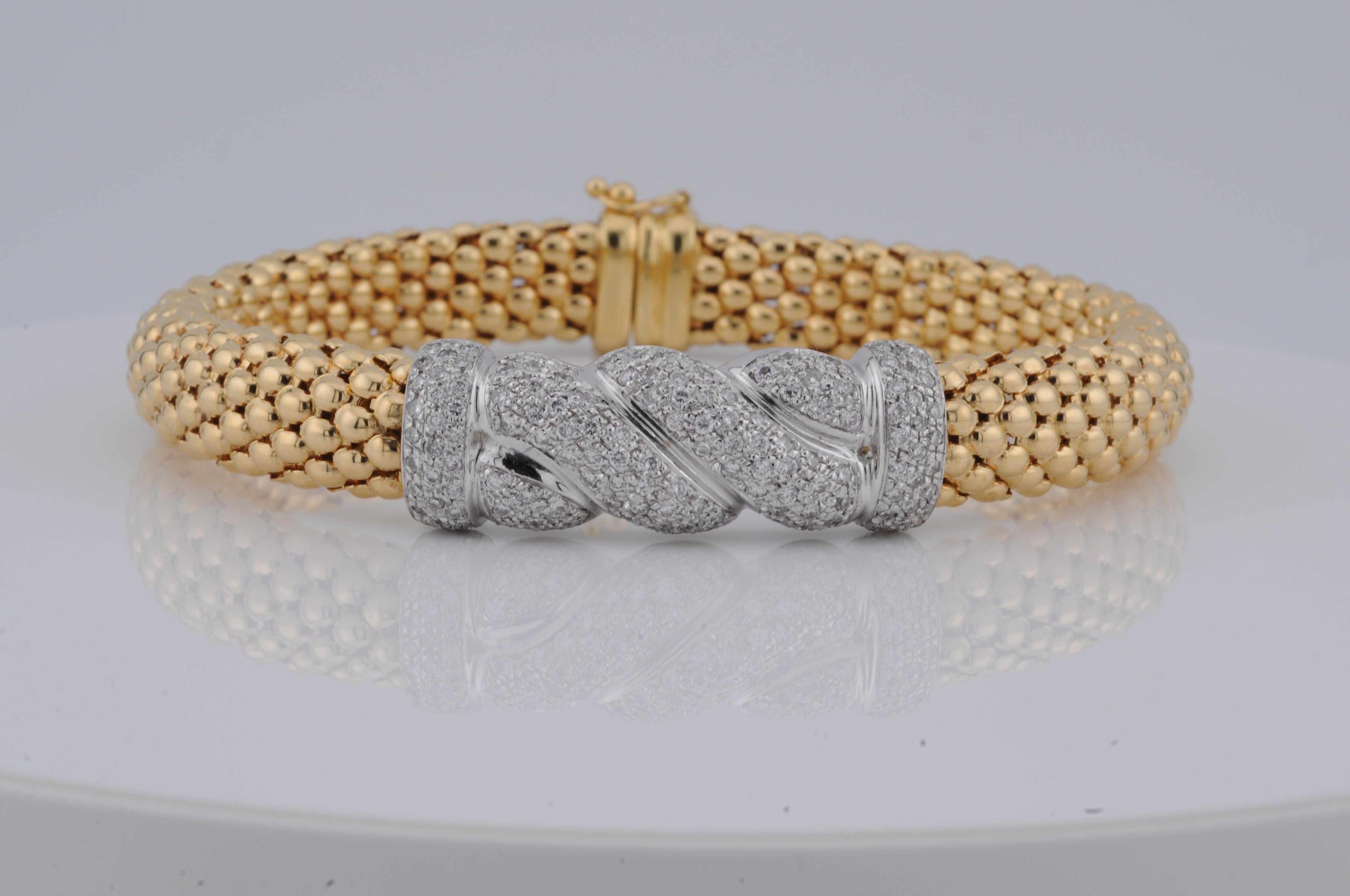 Elegant bracelet in 750 (18k) yellow gold, beautifully crafted with fine detail. Set with natural diamonds totaling approximately 1.41ct, enhancing the refined design. Weighing around 36g, this piece combines classic elegance with excellent