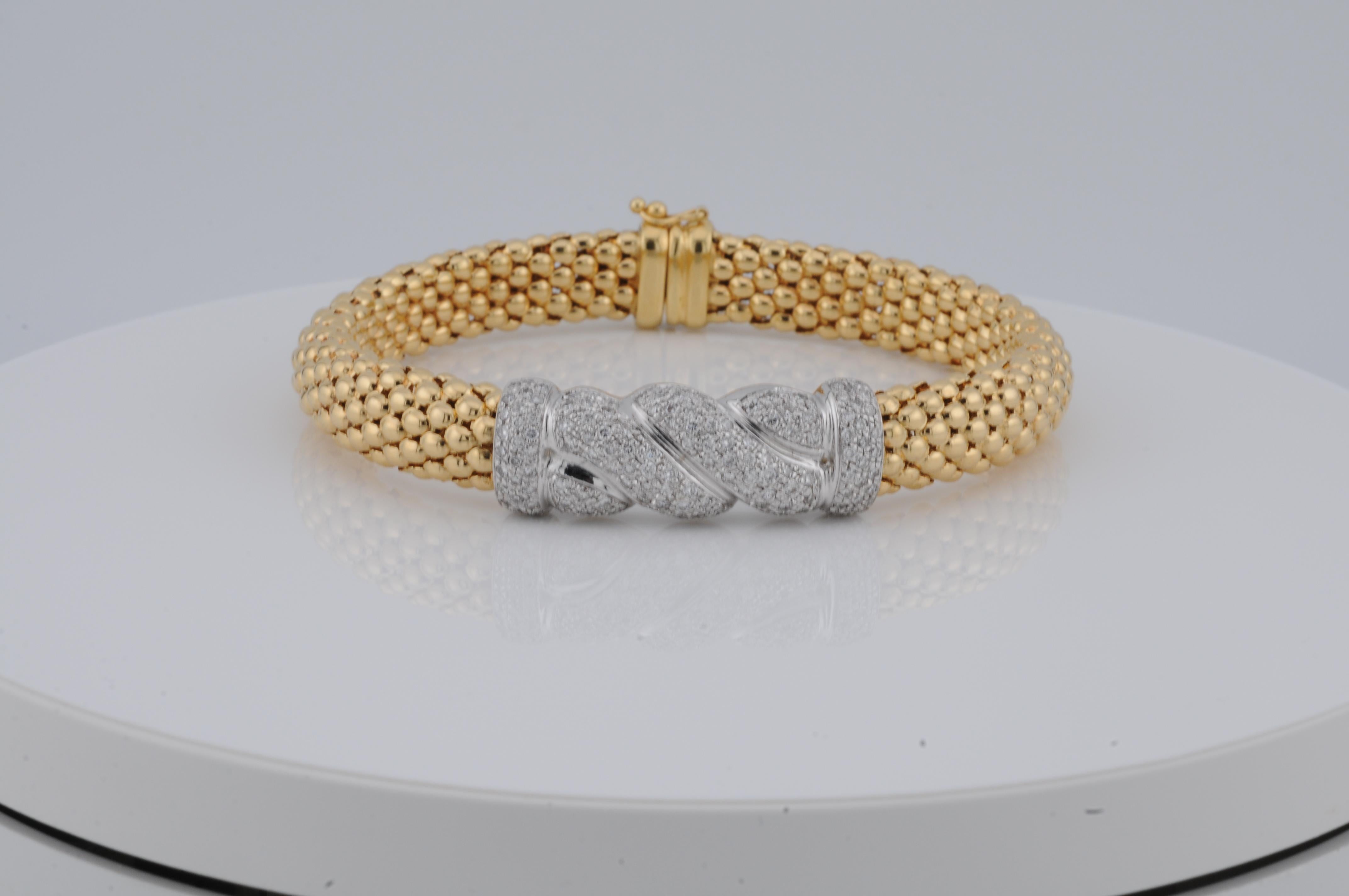 Fine Gold Bracelet in 18k with Natural Diamonds – 36g In Good Condition For Sale In Berlin, BE