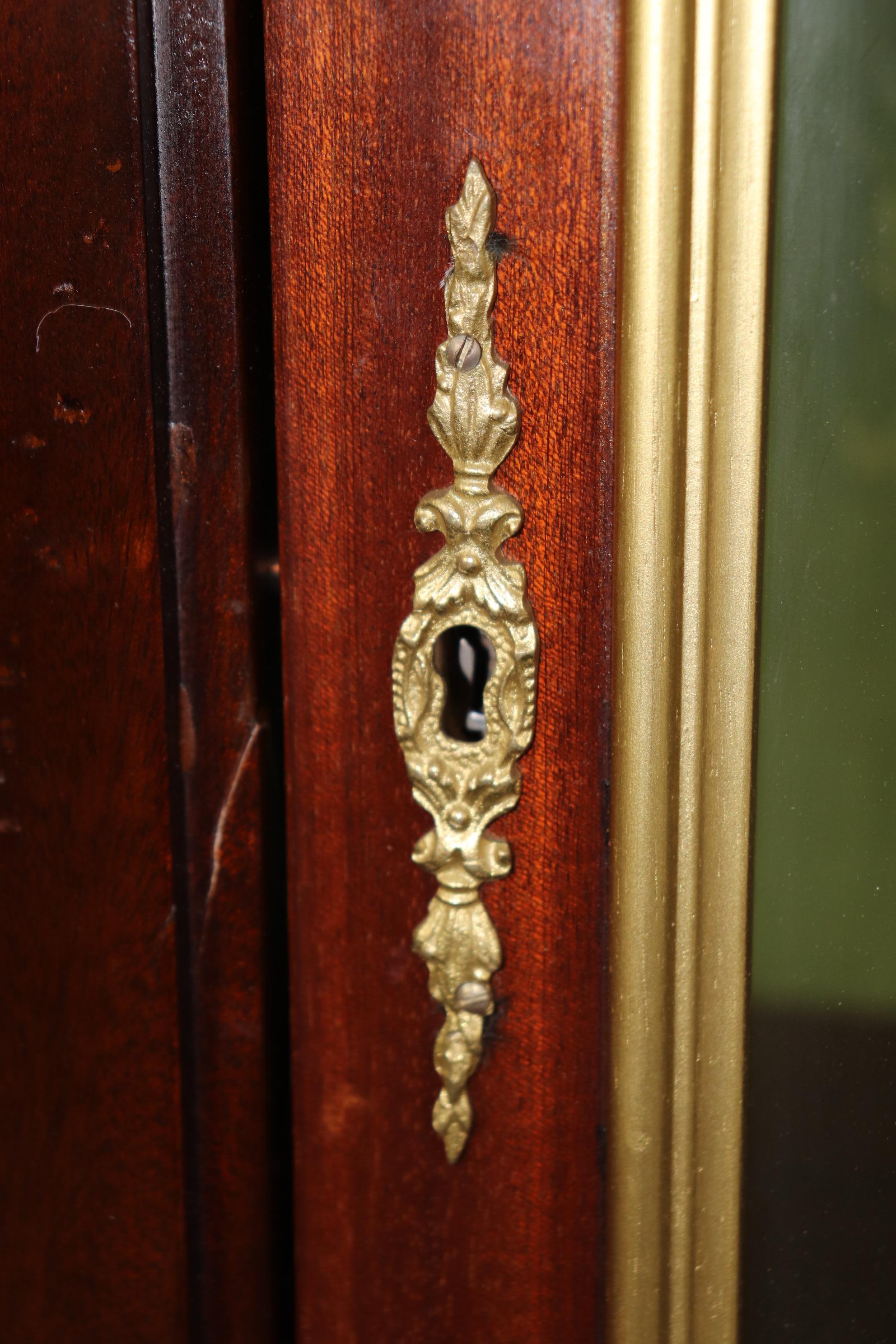 Vitrine en bronze doré montée sur bronze doré de style Empire français en vente 3