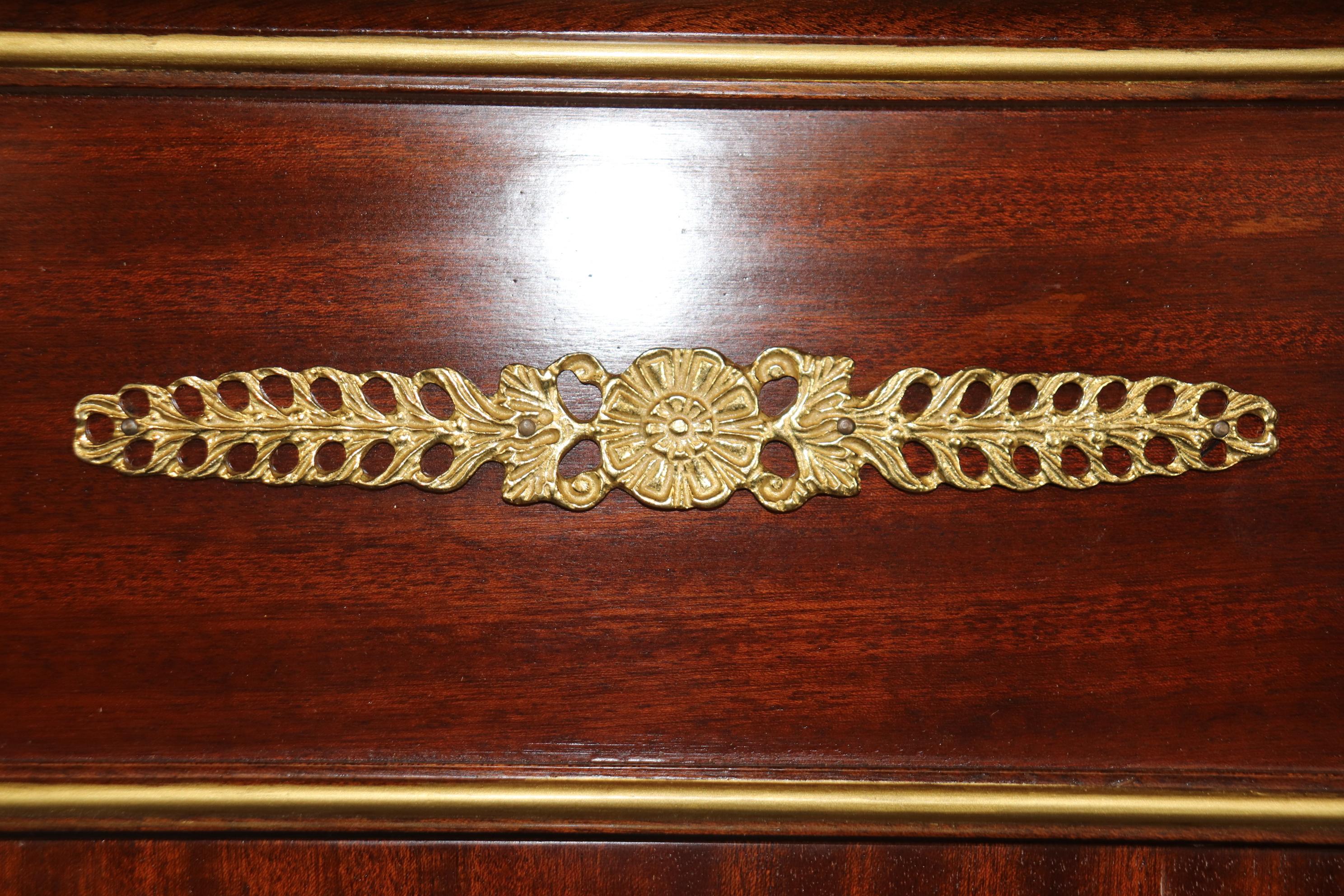 Vitrine en bronze doré montée sur bronze doré de style Empire français en vente 4