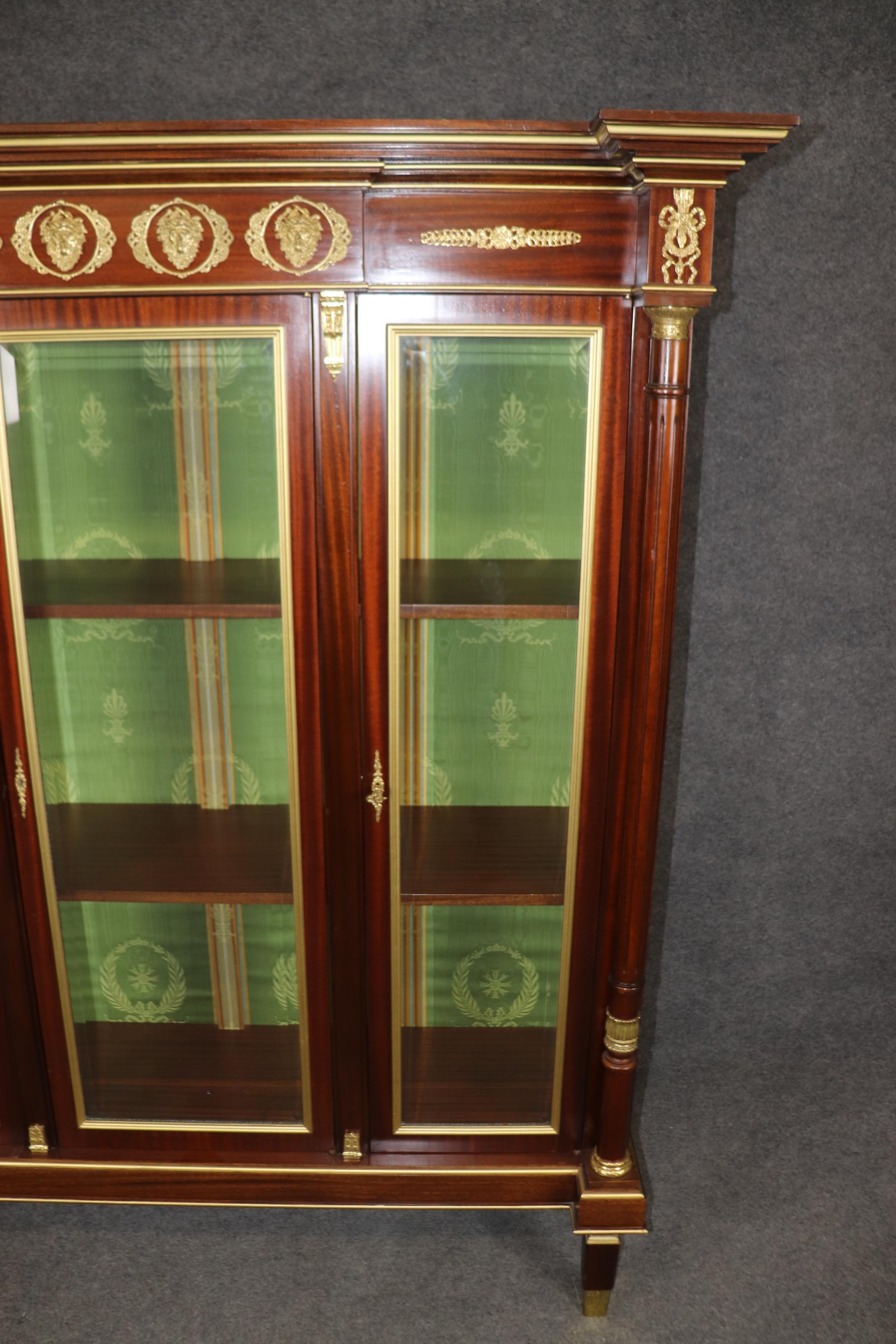 Vitrine en bronze doré montée sur bronze doré de style Empire français en vente 5