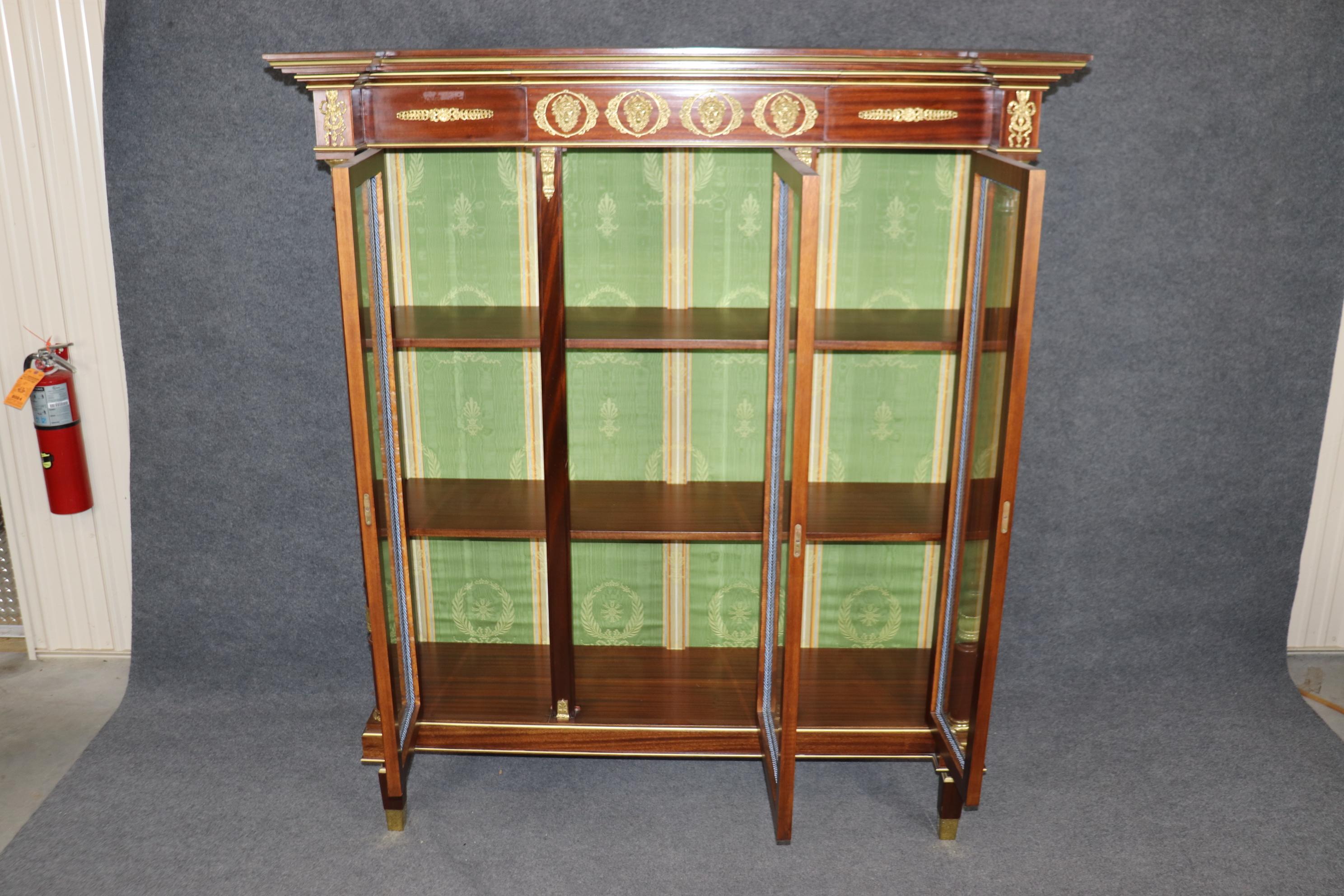 Il s'agit d'une superbe monture en acajou et en bronze doré, avec un fond damassé vert tendre au dos. La pièce est en bon état et date des années 1950 ou d'un peu plus tard. Elle présente des éraflures et des rayures mineures comme indiqué, mais