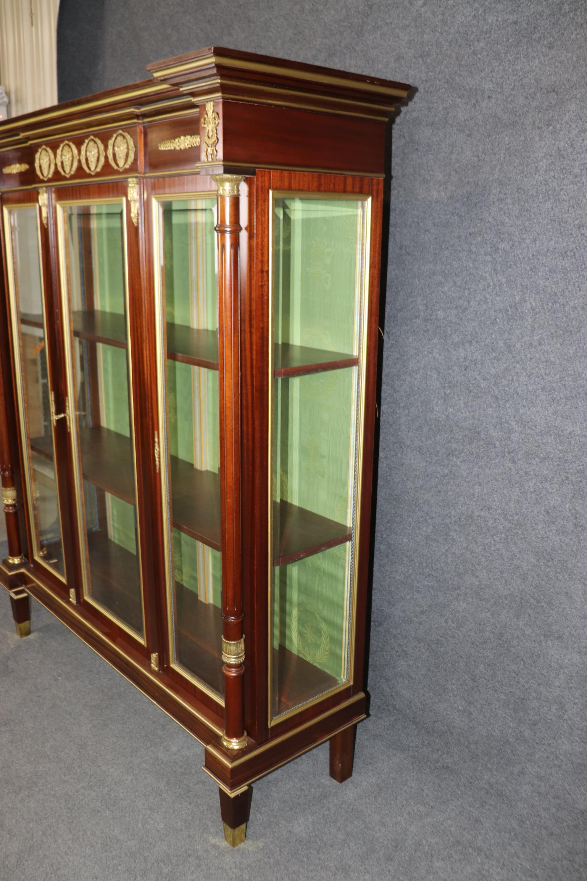 Néo-empire Vitrine en bronze doré montée sur bronze doré de style Empire français en vente