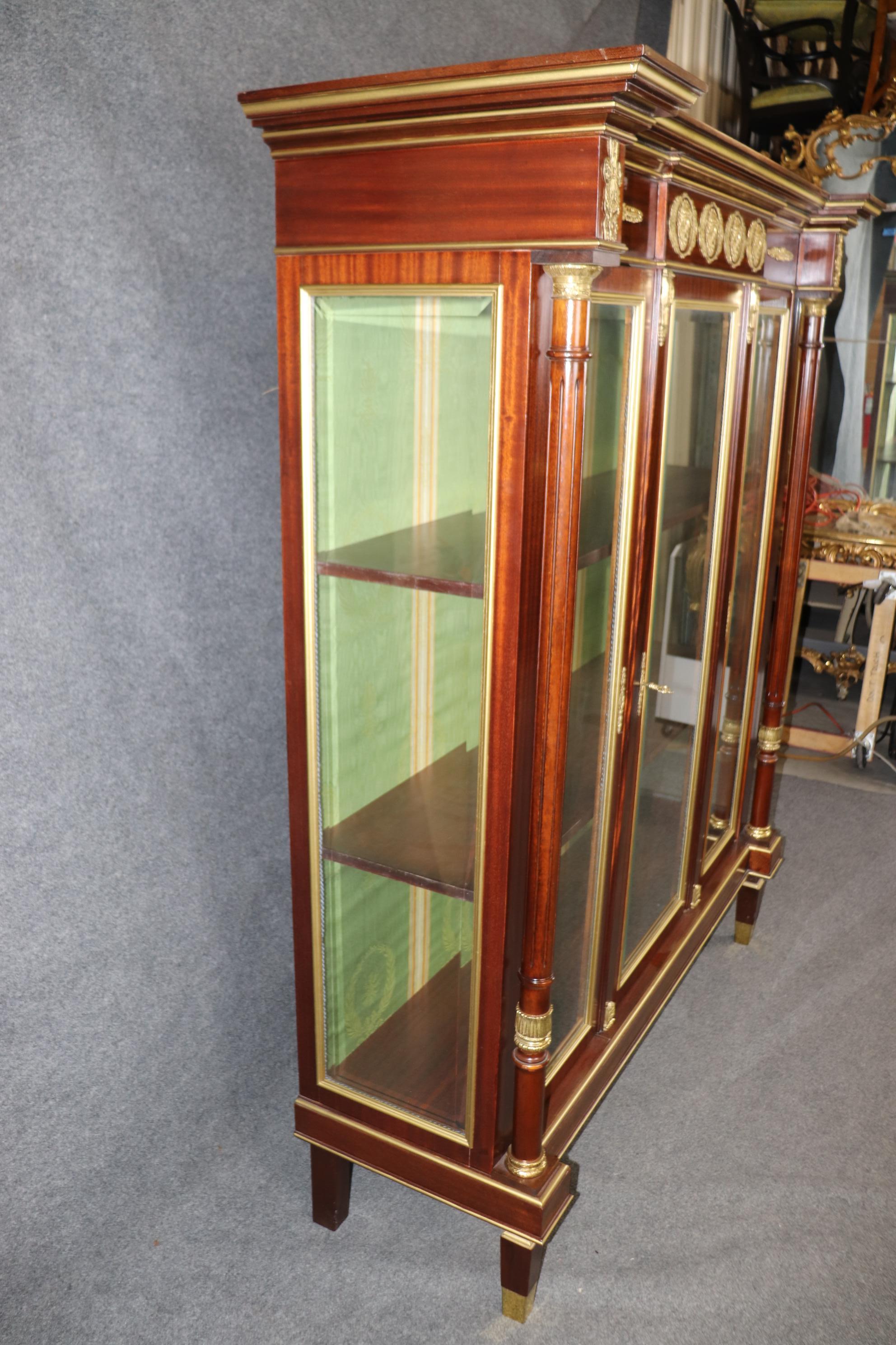 Français Vitrine en bronze doré montée sur bronze doré de style Empire français en vente