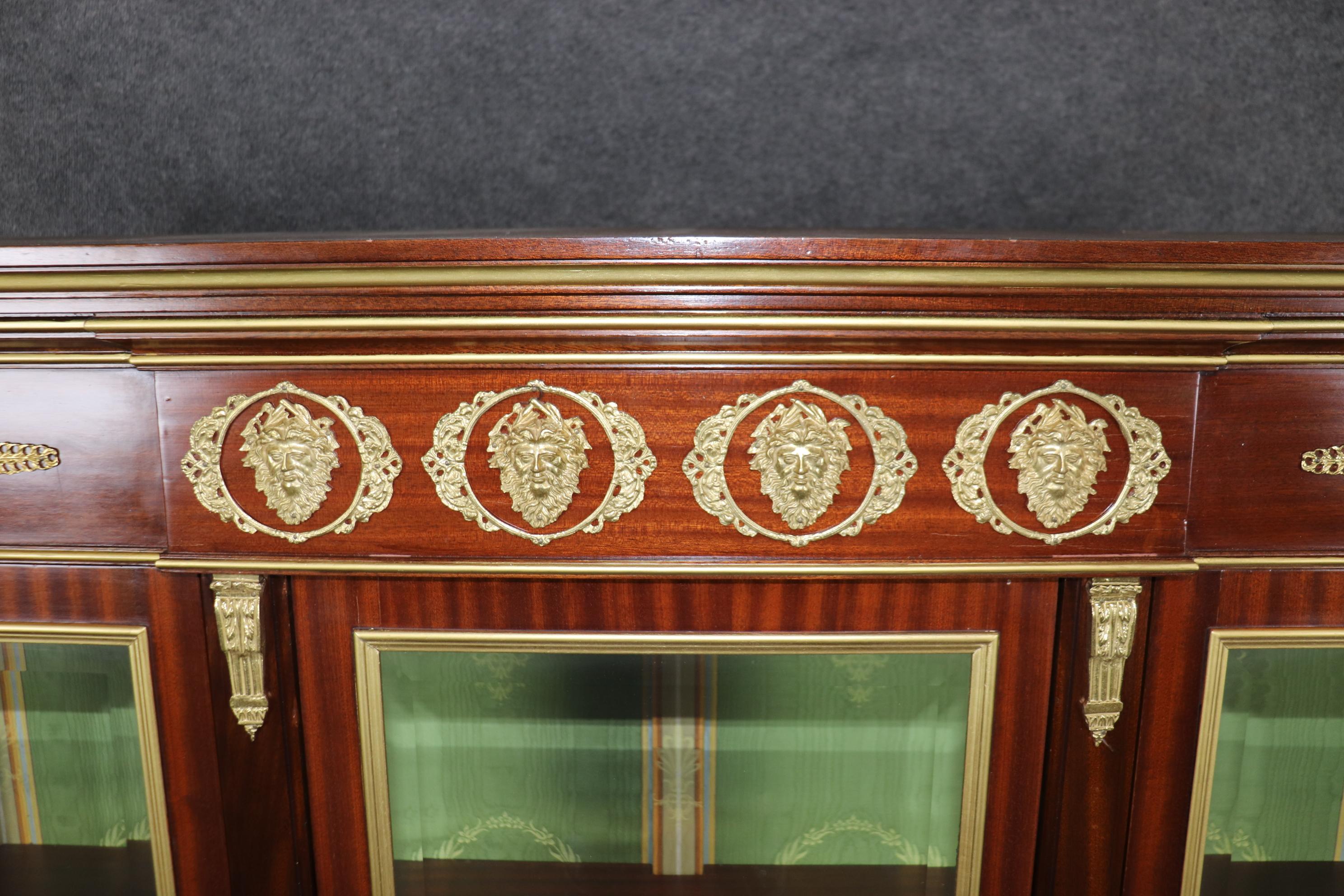 Vitrine en bronze doré montée sur bronze doré de style Empire français Bon état - En vente à Swedesboro, NJ