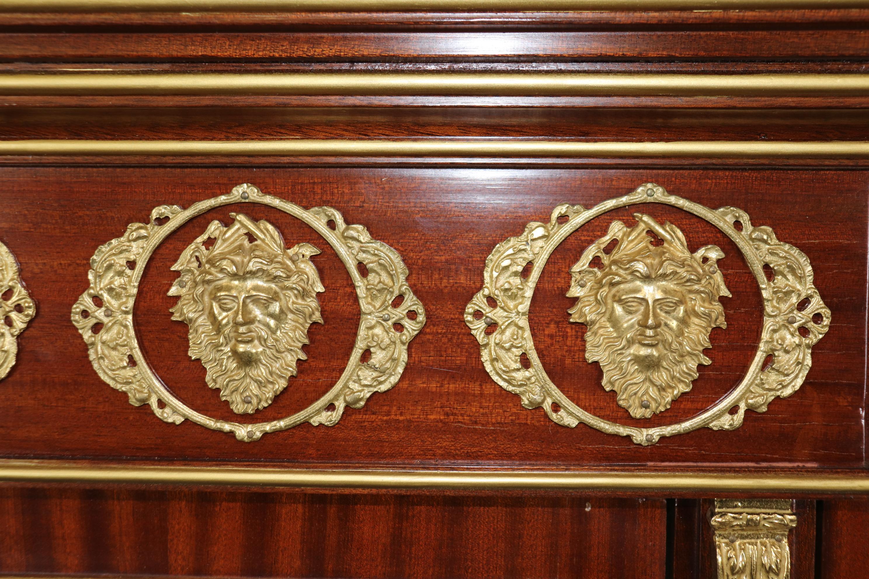 Milieu du XXe siècle Vitrine en bronze doré montée sur bronze doré de style Empire français en vente