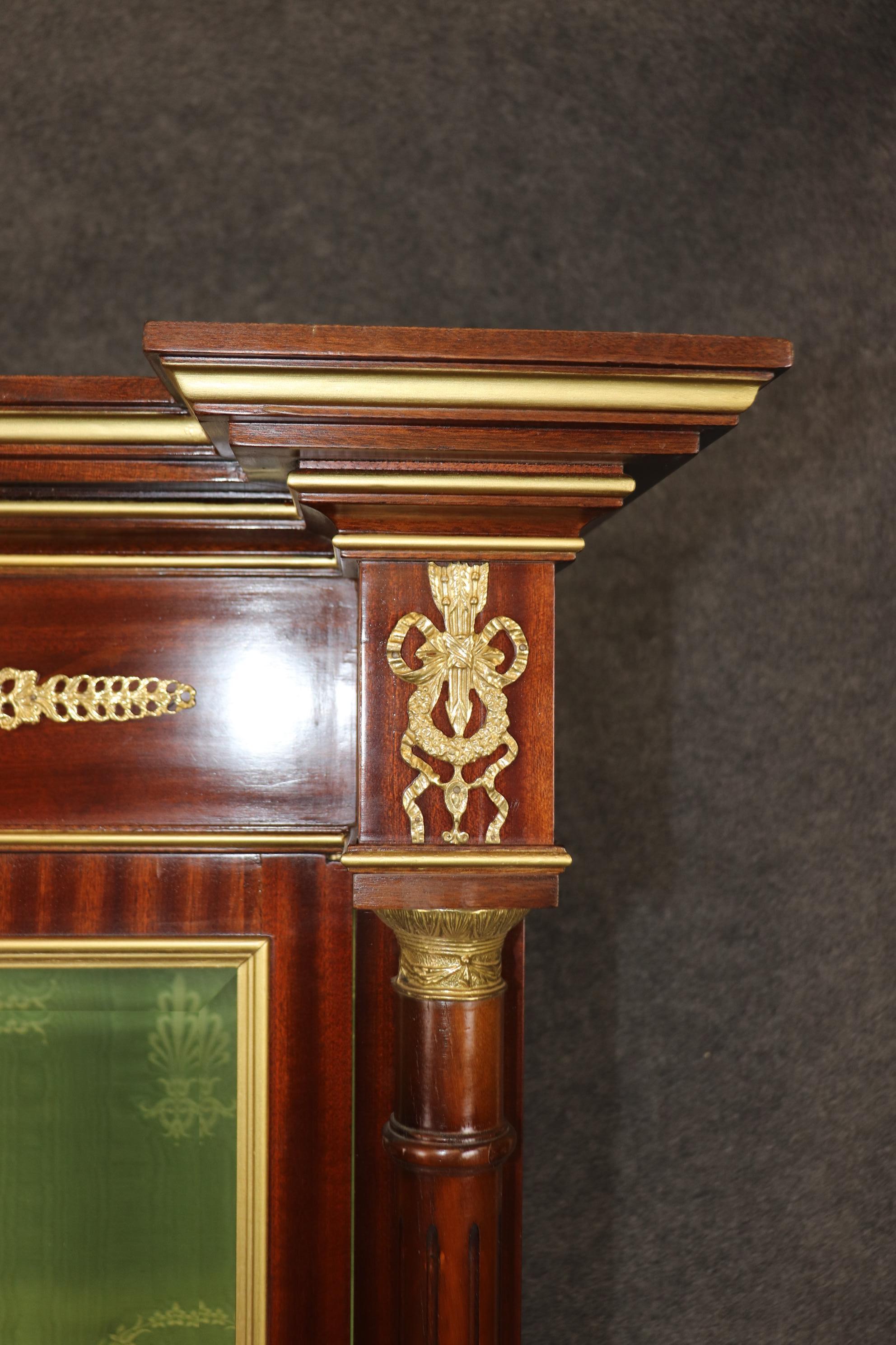 Bronze Vitrine en bronze doré montée sur bronze doré de style Empire français en vente