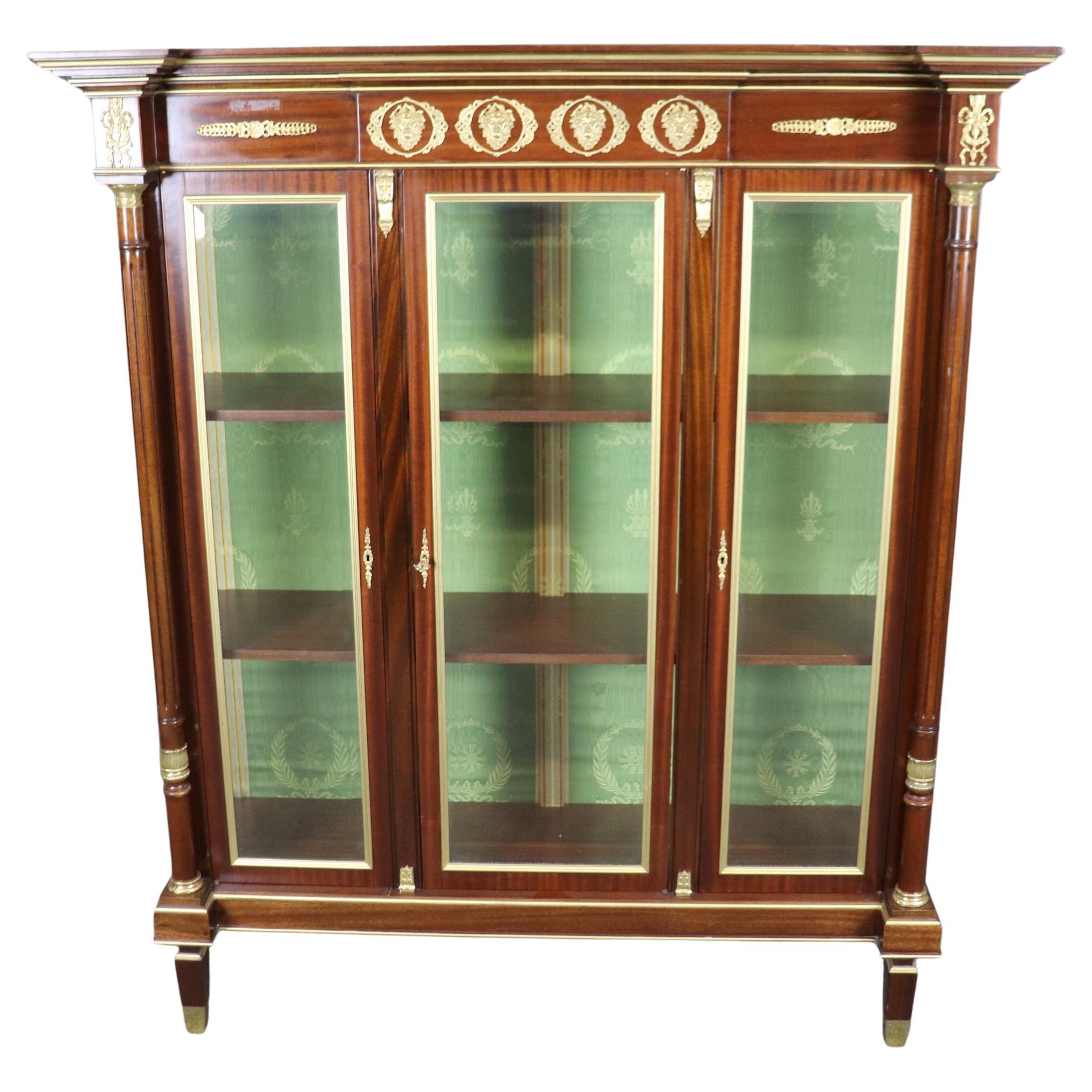 Vitrine en bronze doré montée sur bronze doré de style Empire français en vente