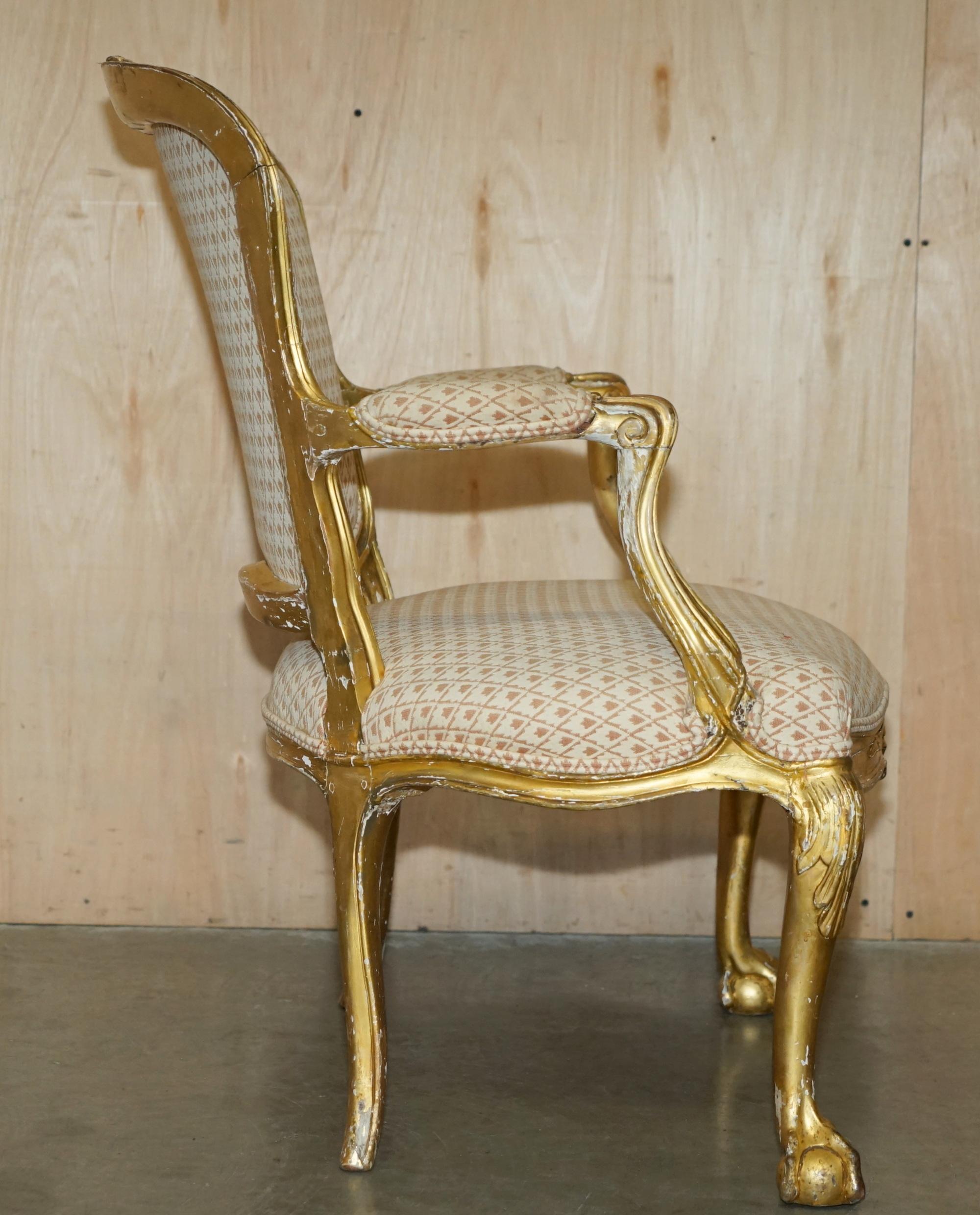 FINE GOLD GILTWOOD 18TH CENTURY CLAW & BALL FEET CARVED ANTIQUE BERGERE ARMCHAiR For Sale 8