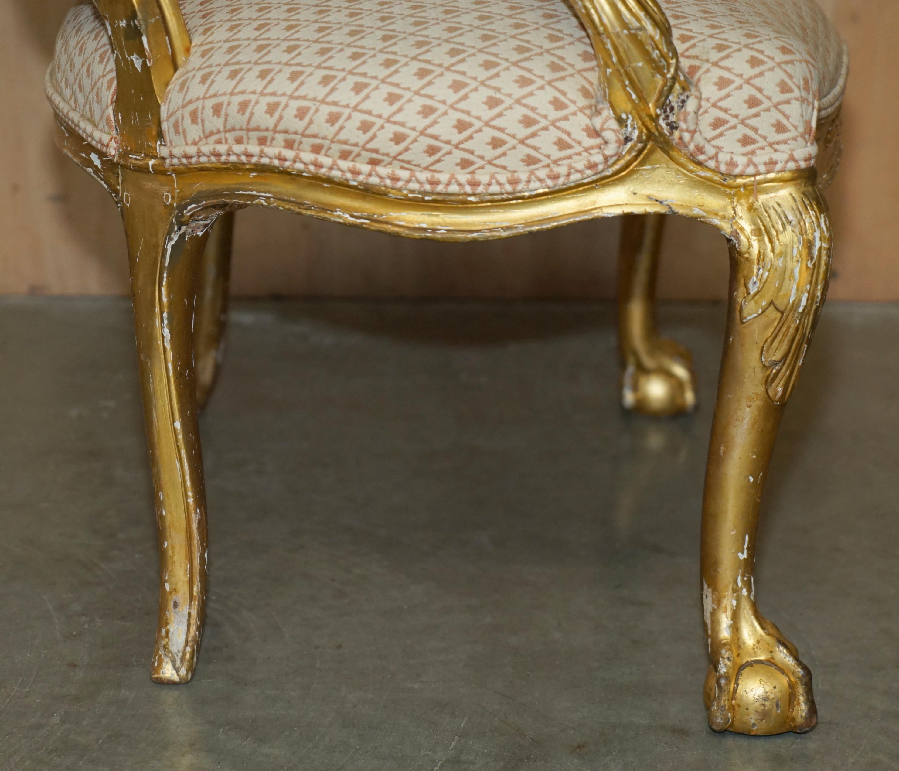FINE GOLD GILTWOOD 18TH CENTURY CLAW & BALL FEET CARVED ANTIQUE BERGERE ARMCHAiR For Sale 8