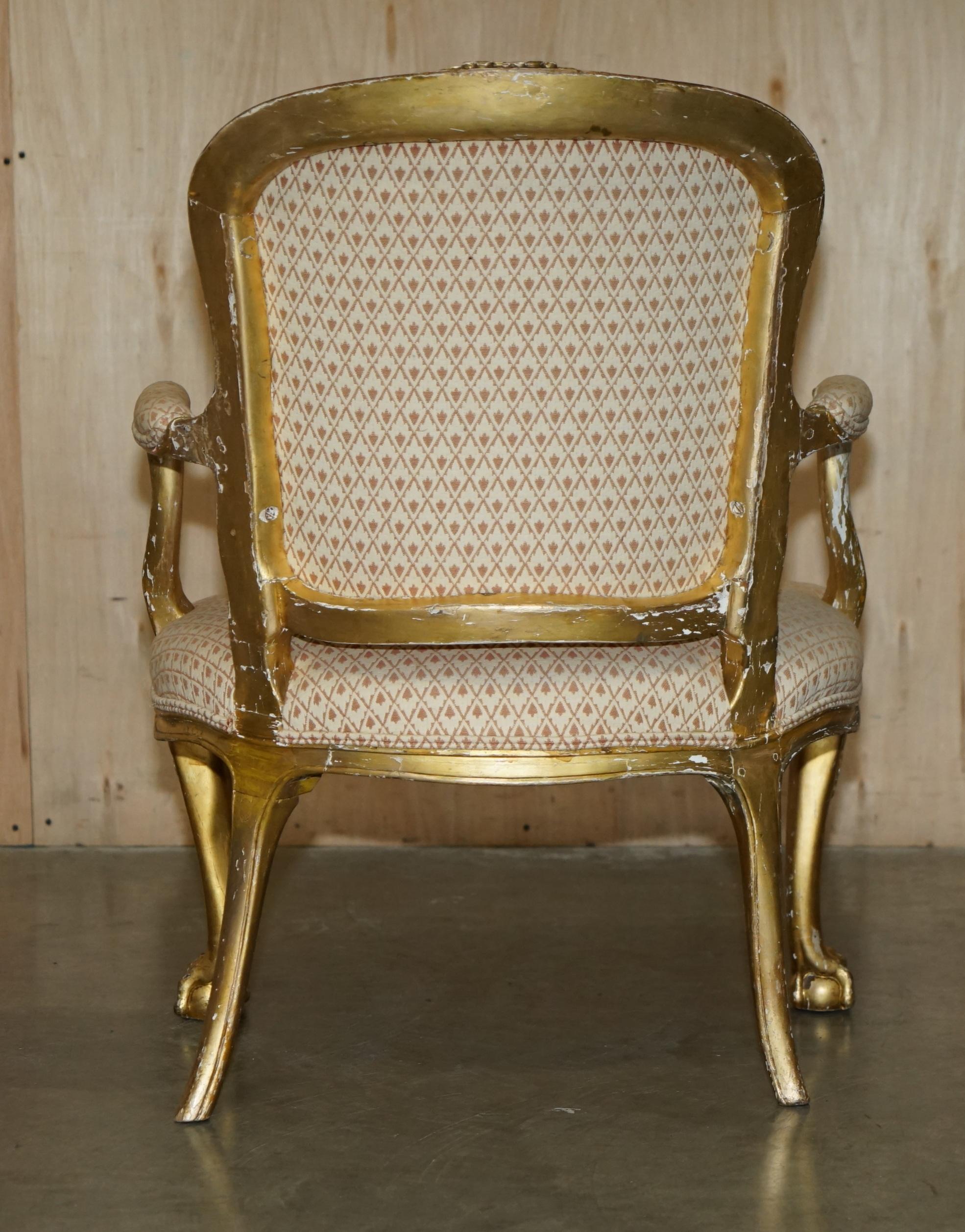 FINE GOLD GILTWOOD 18TH CENTURY CLAW & BALL FEET CARVED ANTIQUE BERGERE ARMCHAiR For Sale 10