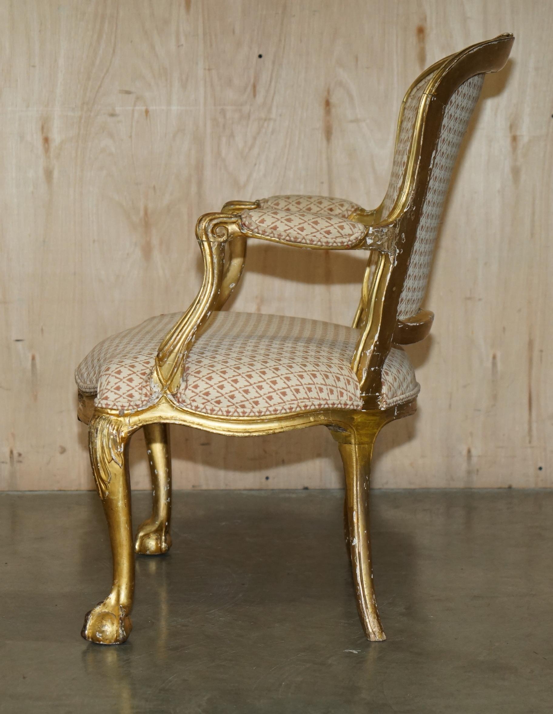 FINE GOLD GILTWOOD 18TH CENTURY CLAW & BALL FEET CARVED ANTIQUE BERGERE ARMCHAiR For Sale 11