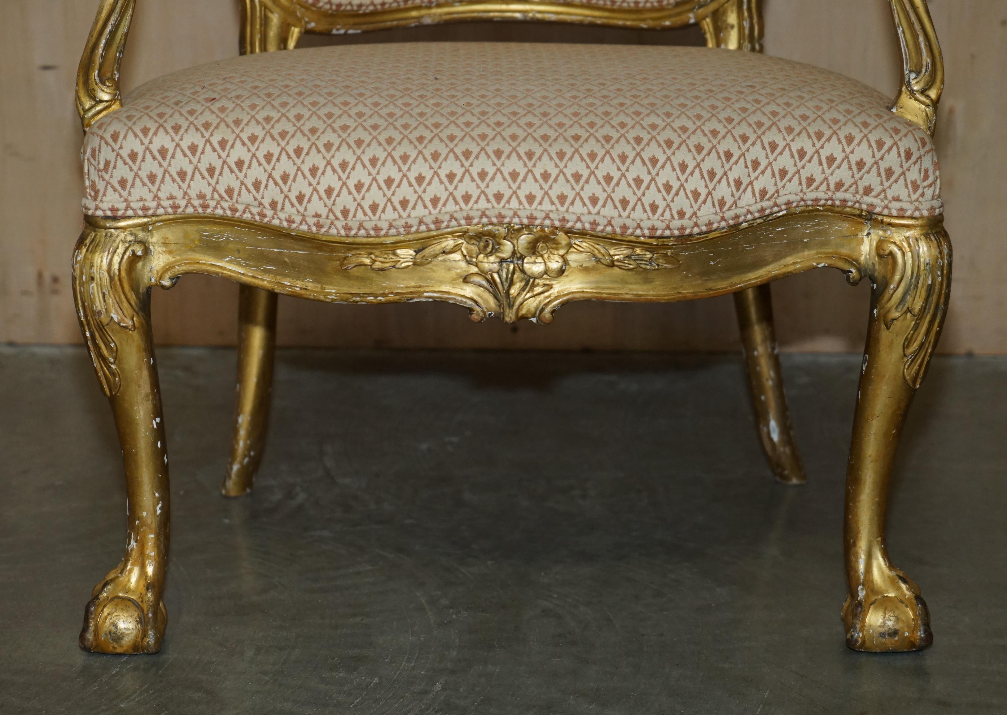 FINE GOLD GILTWOOD 18TH CENTURY CLAW & BALL FEET CARVED ANTIQUE BERGERE ARMCHAiR For Sale 2