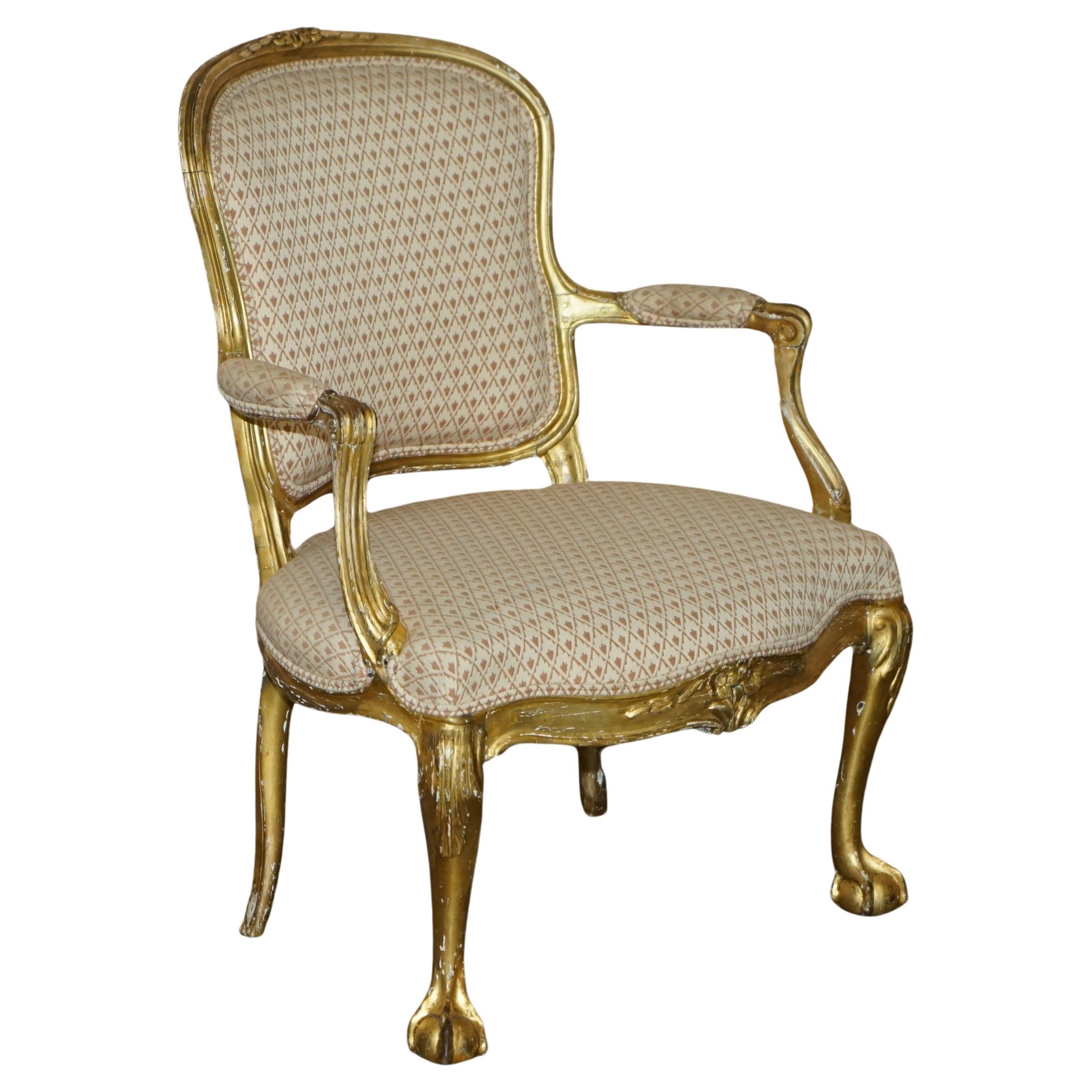 ARMCHAiR DE BERGERE EN BOIS D'OR FIN DU 18e SIÈCLE AVEC DES PIEDS DE CLAW ET DE BALL CARVÉS en vente