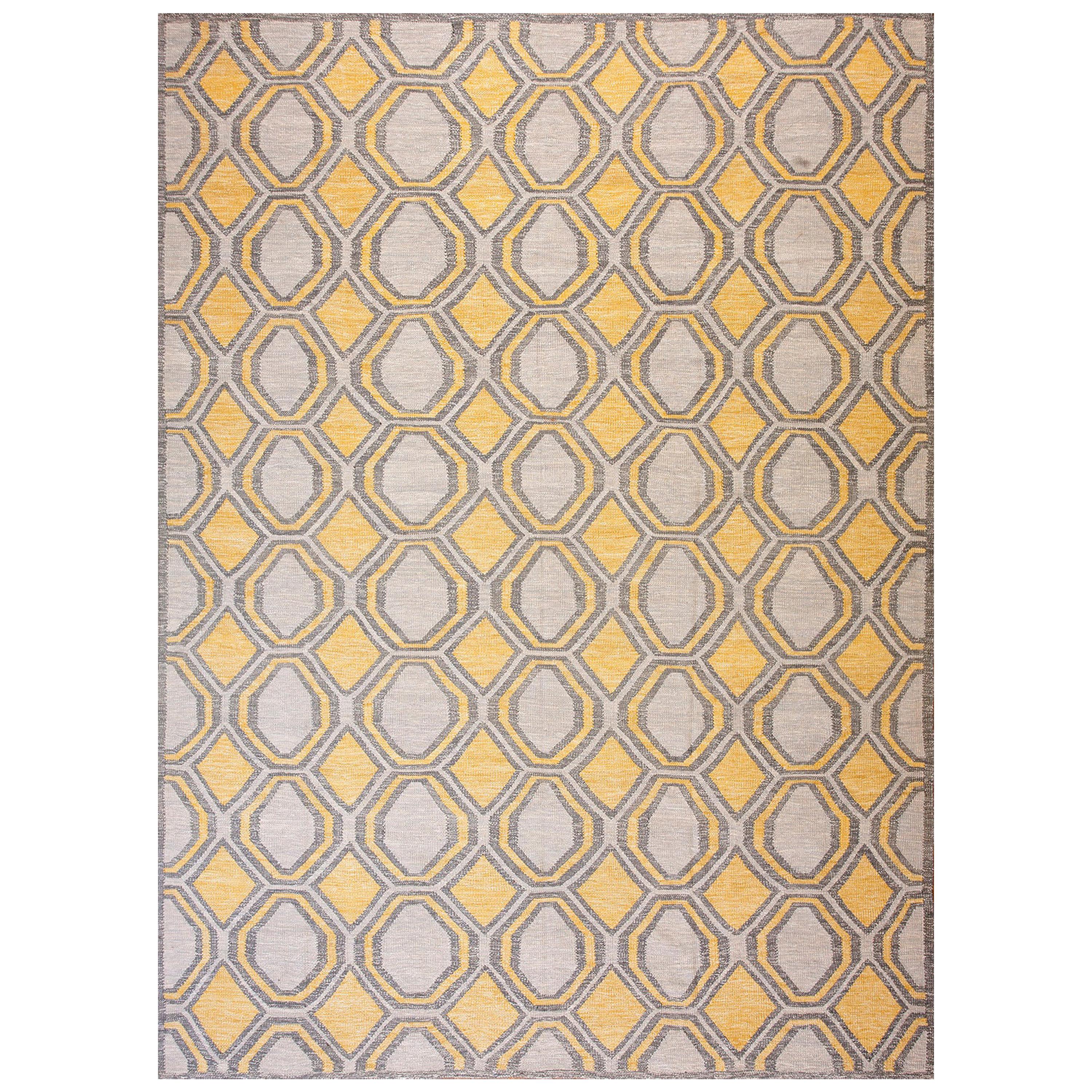 Kilim contemporain de style scandinave à motif allover de couleur gris-jaune en vente