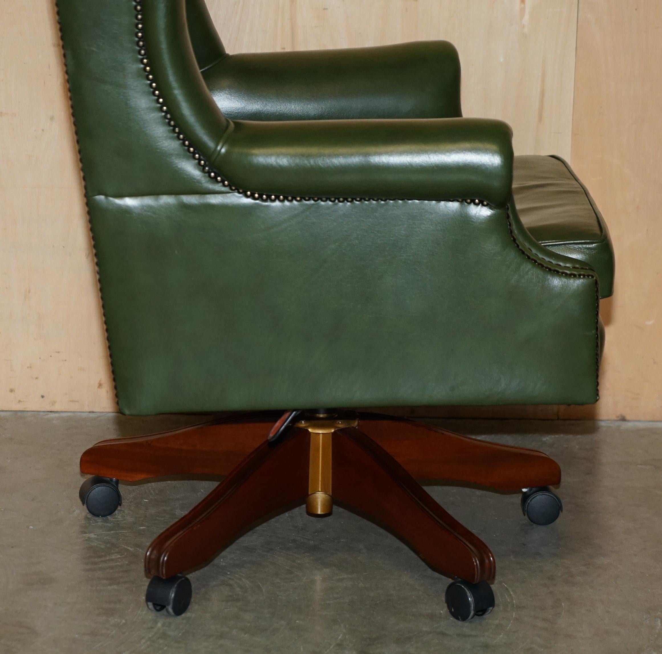 FiNE GREEN LEATHER CHESTERFIELD PRESIDENTS CAPTAINS WINGBACK OFFICE SWIVEL CHAIR For Sale 3