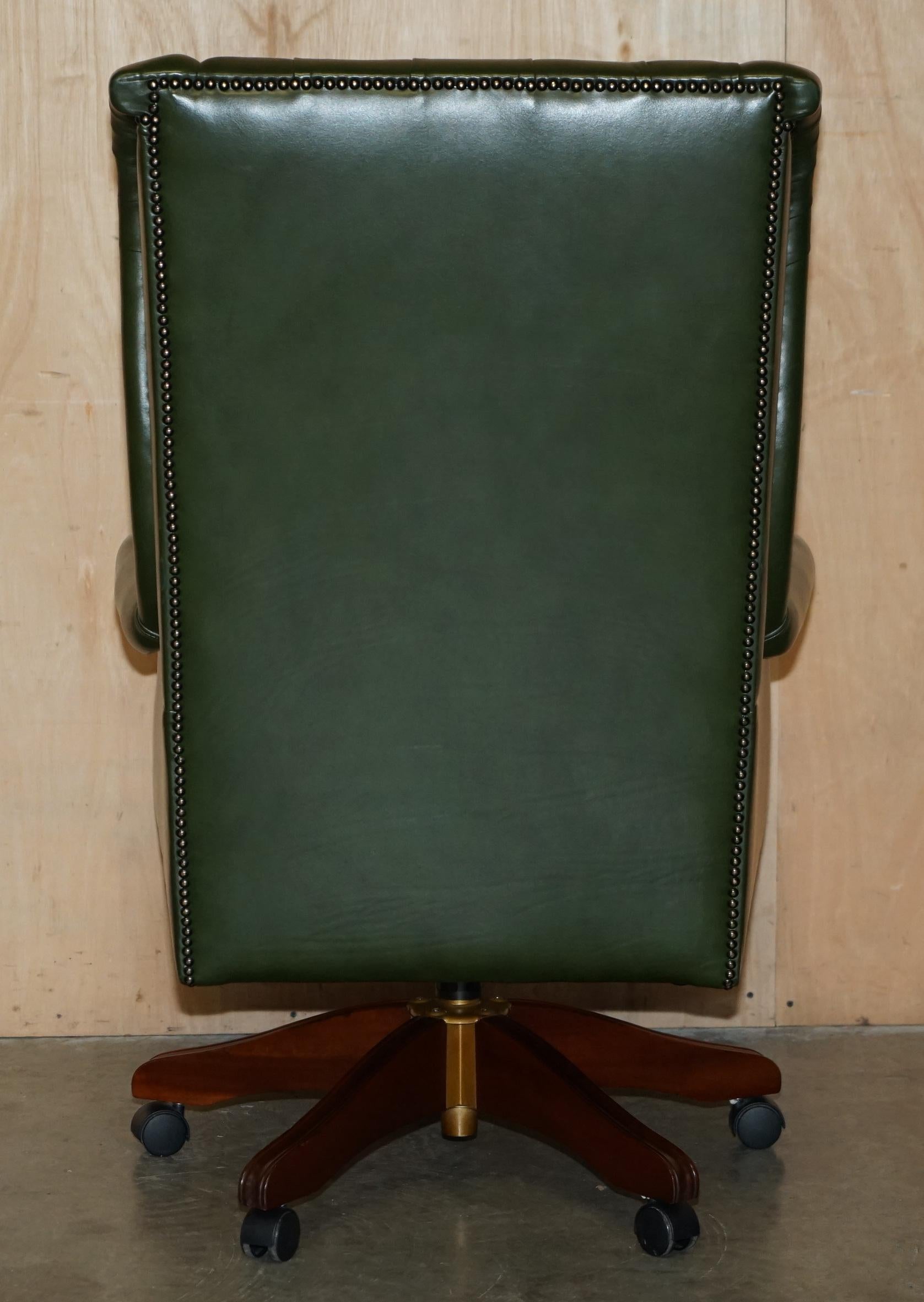 FiNE GREEN LEATHER CHESTERFIELD PRESIDENTS CAPTAINS WINGBACK OFFICE SWIVEL CHAIR For Sale 4